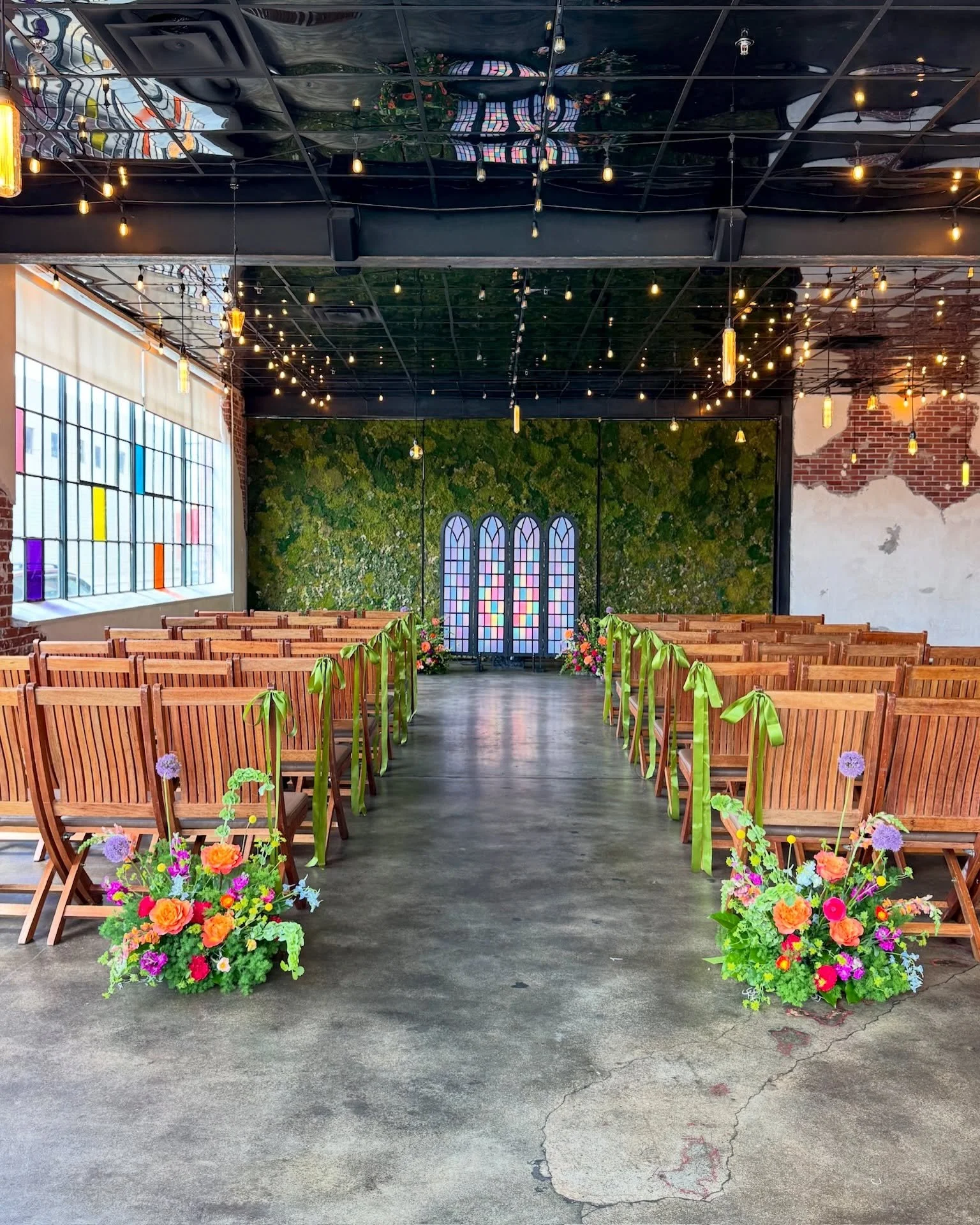 Jeweled toned joy for Ariana &amp; Rosie

Venu: @mossdenver 
Planner: @dancingqueensdenver 

#denverflorist #denverwedding #weddingflorist #weddingfloral #karakarablooms