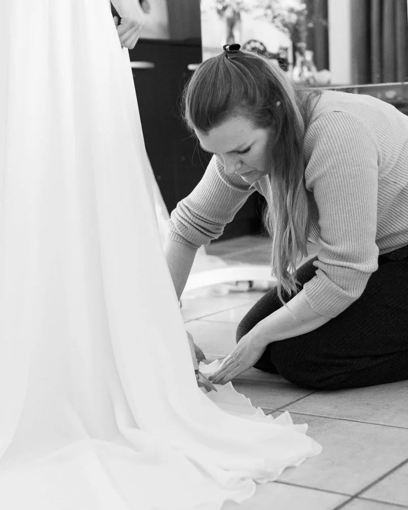 couturière traine robe mariée