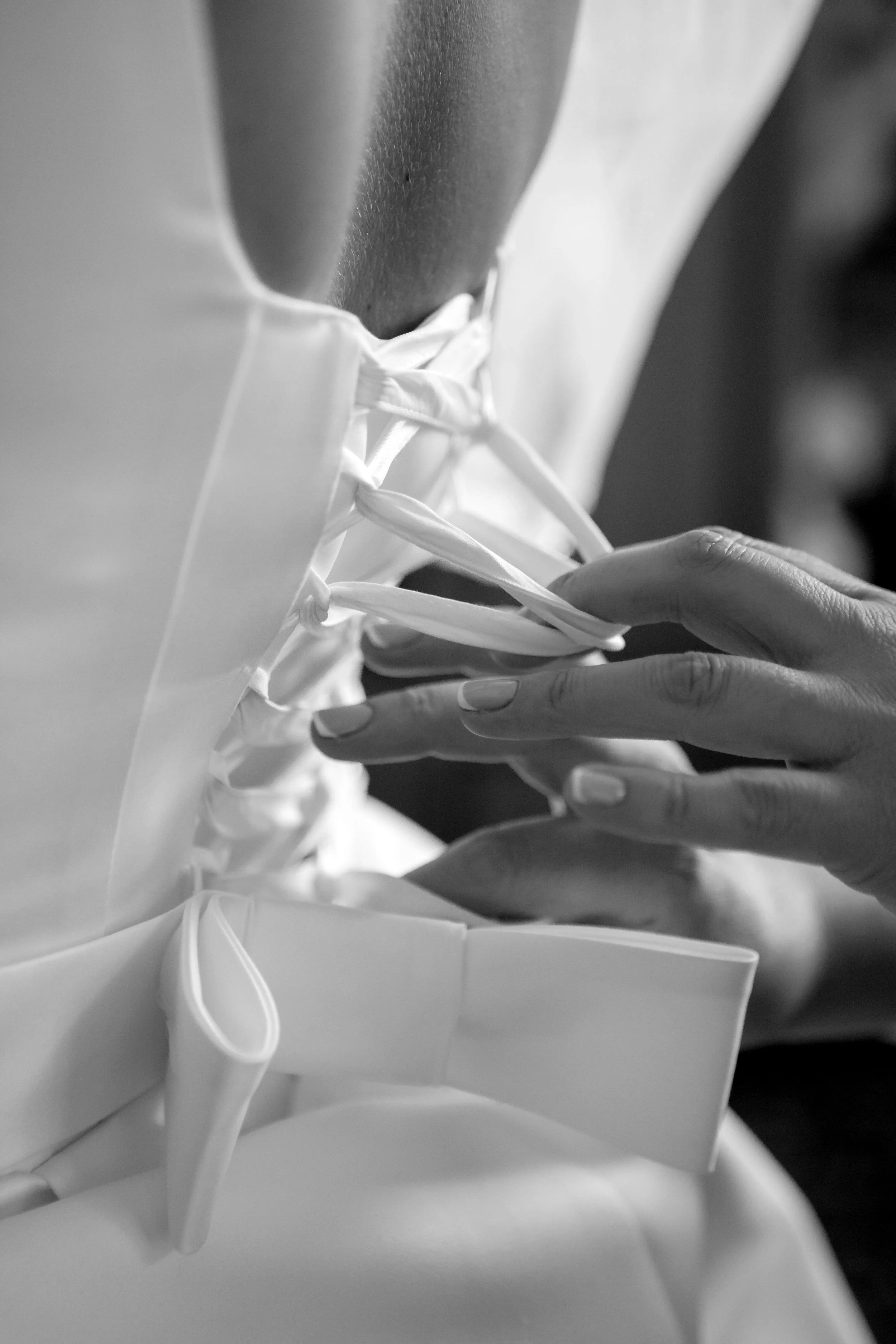 robe dos lacets mains