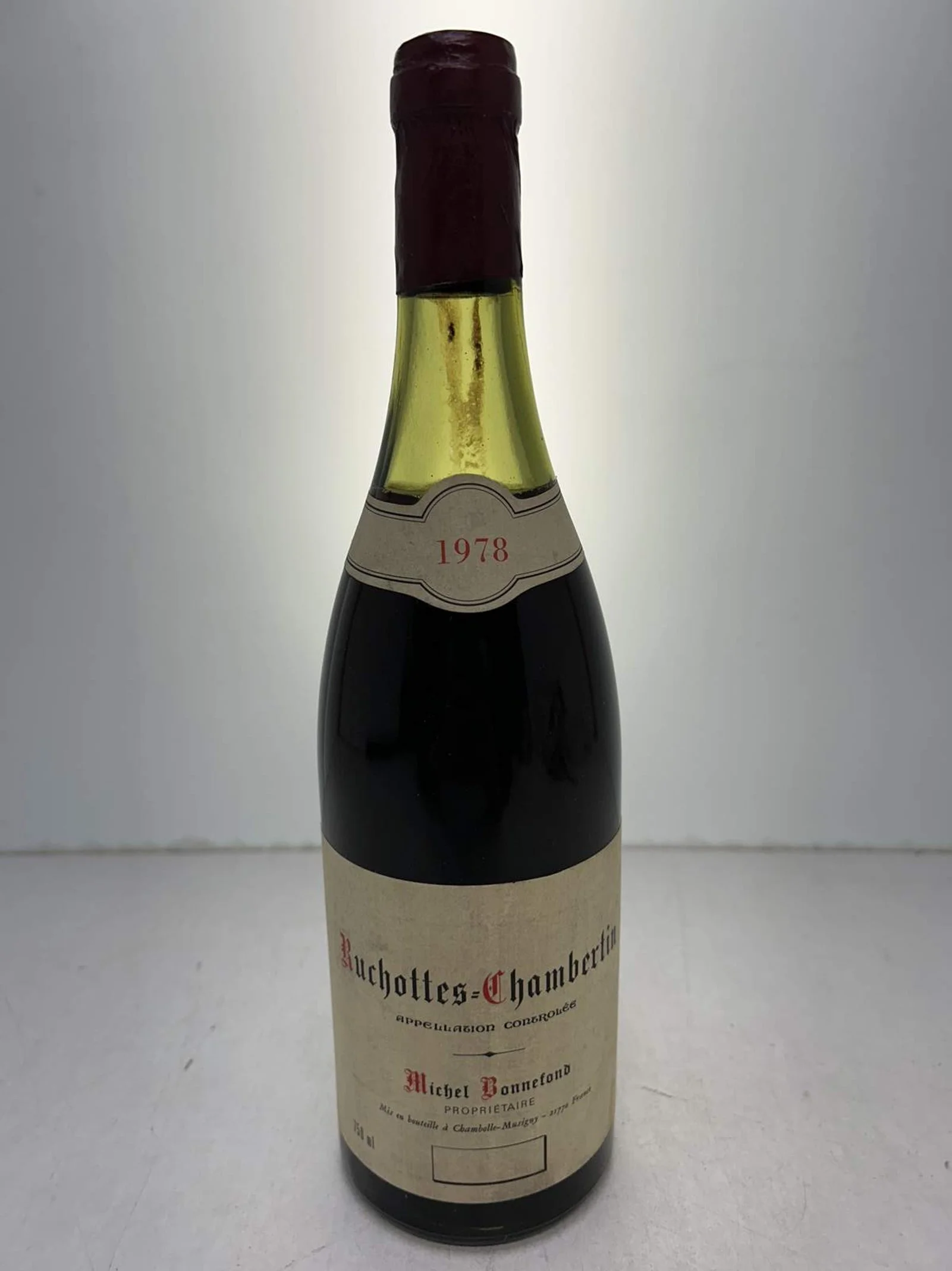 Bouteille de vin rouge de 1978, label indiquant "Buchottes-Chambertin" et "Michel Bonnefond".