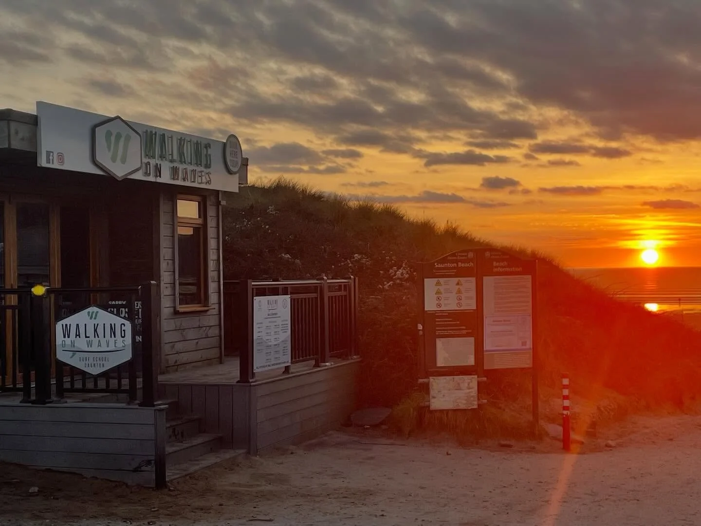 The clocks have changed, the evenings are longer, and suddenly sunsets like this at Saunton Beach feel just around the corner 🌅 

There&rsquo;s nothing better than ending a day in the waves with views like these. 

If learning to surf has been on yo