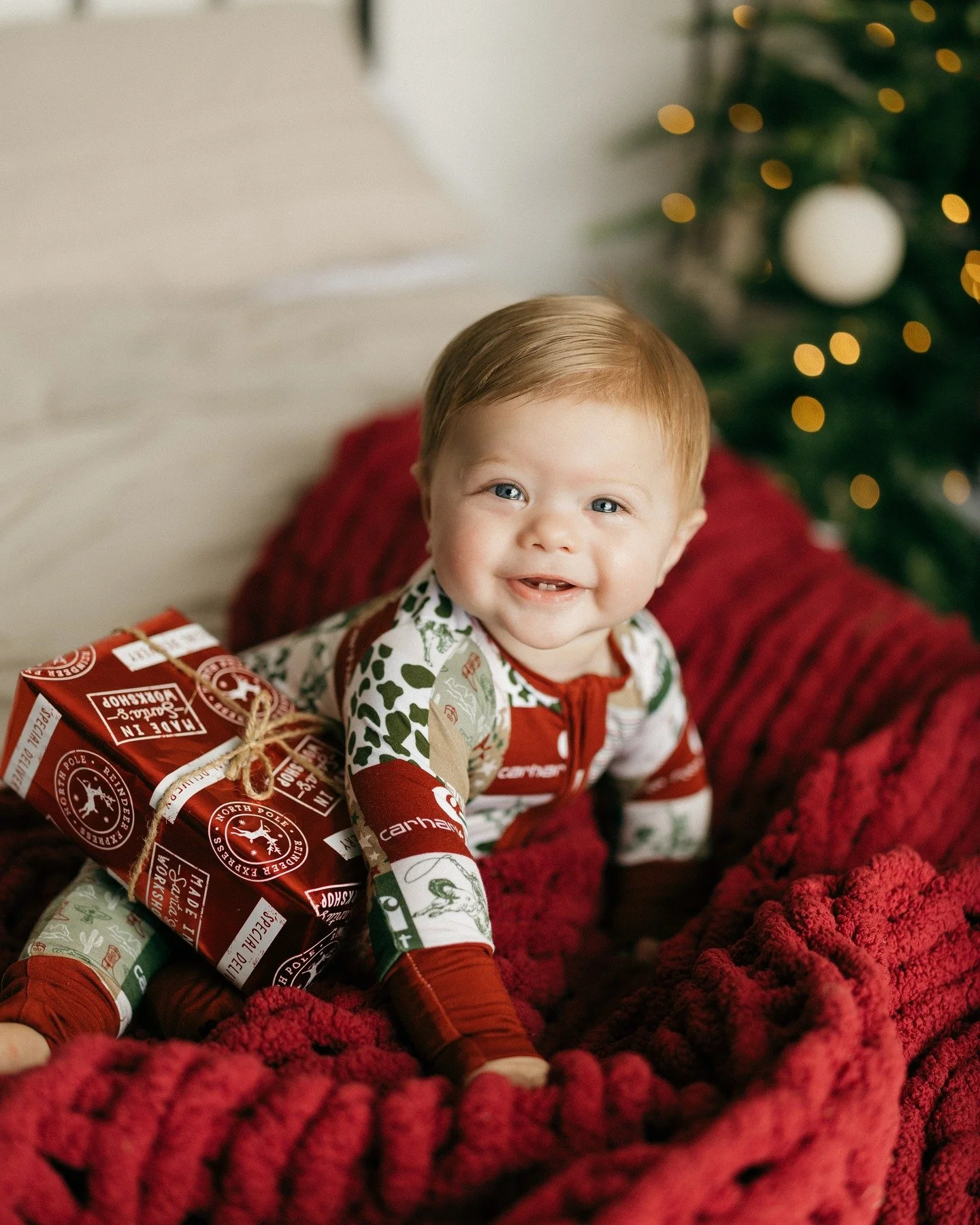 A few sneaks from my in-studio Christmas minis 🎄✨ I&rsquo;m extra excited about these because it&rsquo;s the first time I&rsquo;ve used my studio