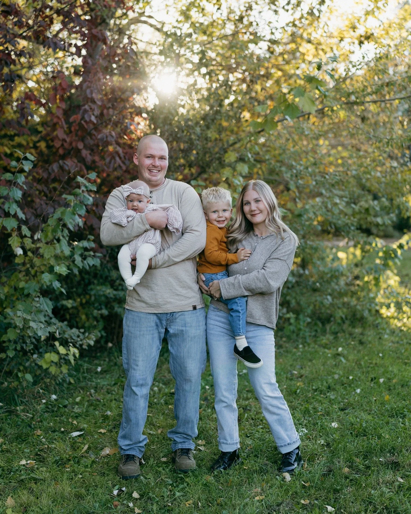 The fall leaves have been hanging on just long enough for the sweetest family moments 🍂✨