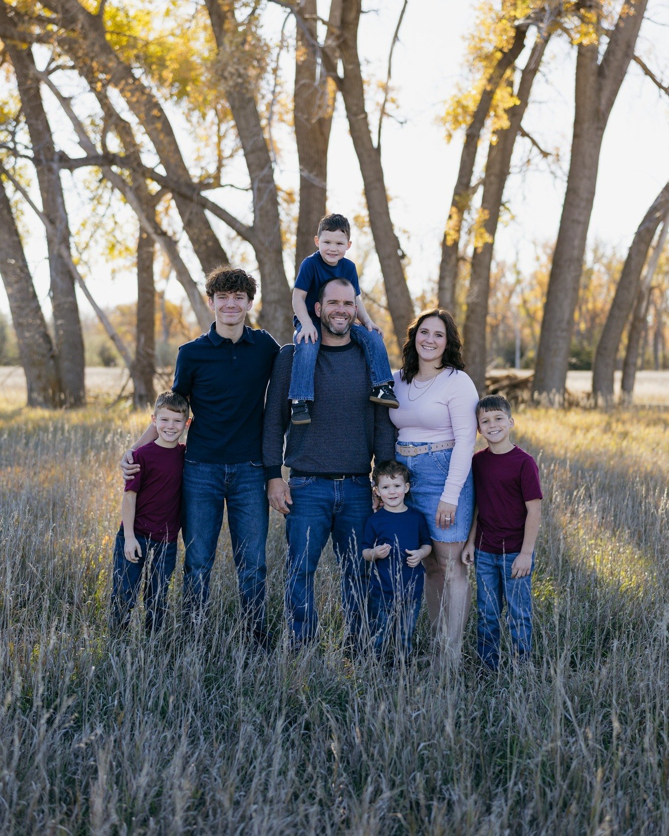 Getting a family of seven to all smile and look at the camera at once might sound impossible, but we made it happen!