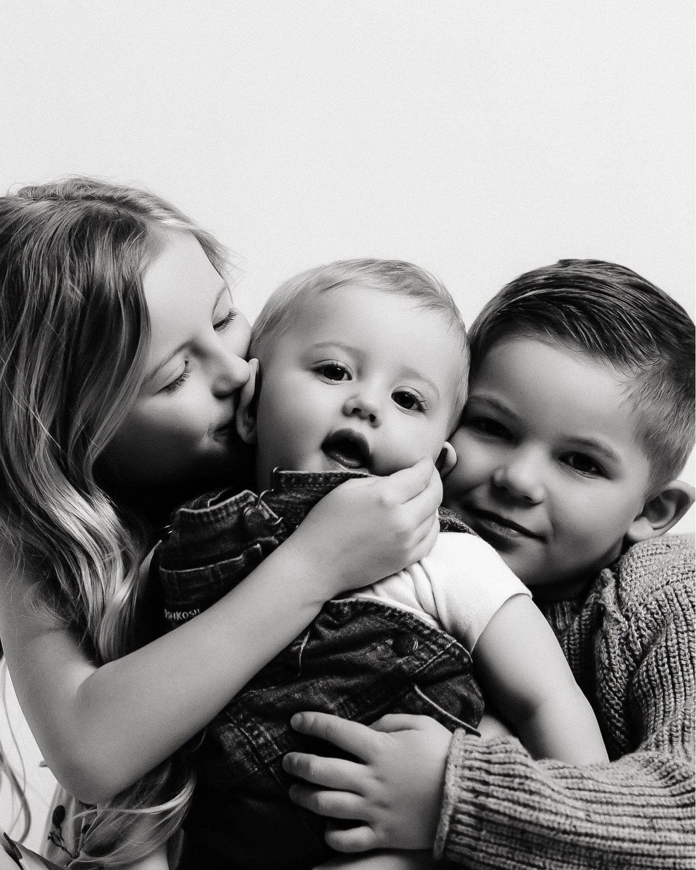 Just a little reminder that cozy studio family photos are always in season 🤍
These moments go by way too fast.