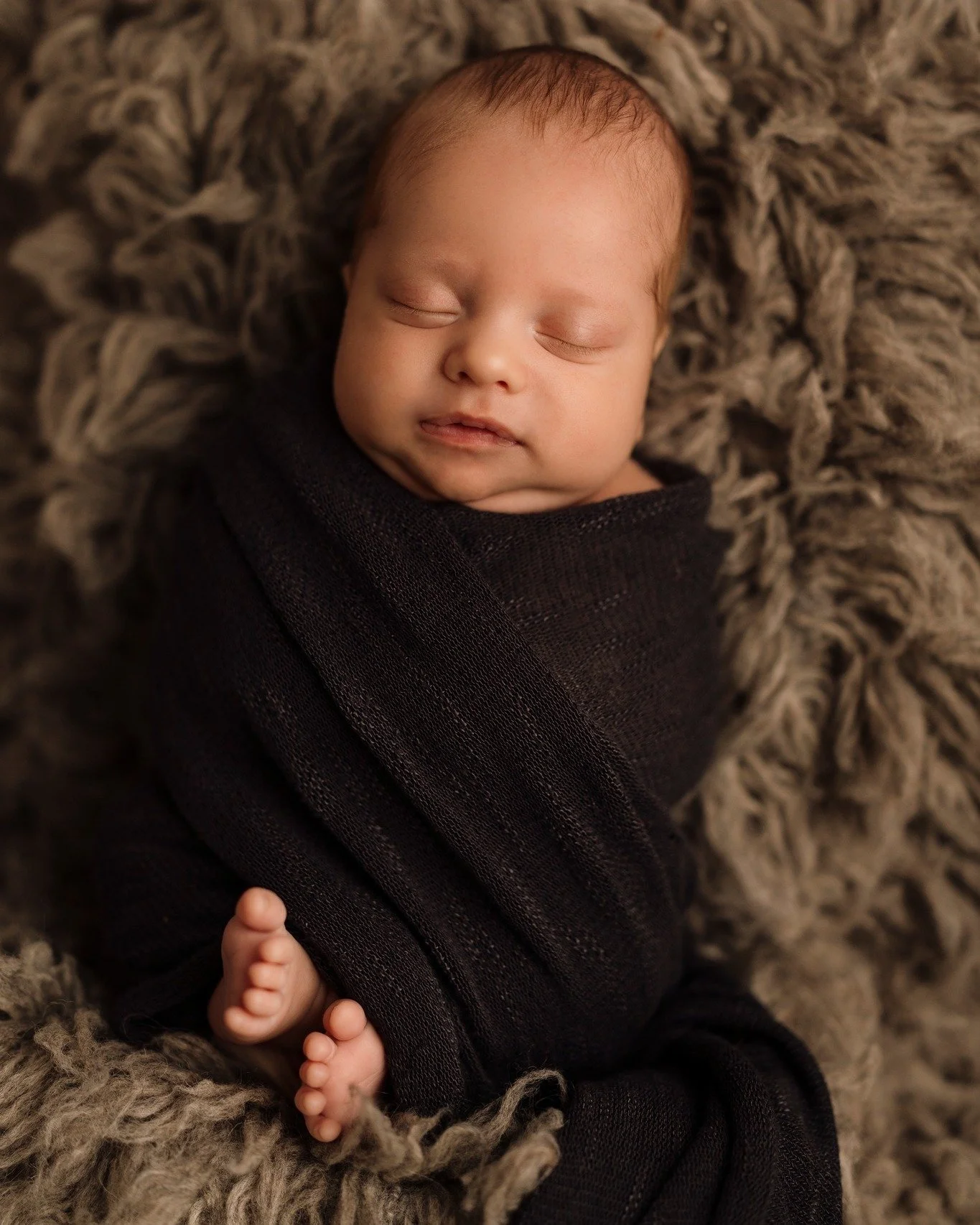Newborn sessions are usually recommended within 7&ndash;14 days after birth because babies tend to sleep deeply and curl naturally into posed setups.

Maybe you were recovering.
Maybe life felt overwhelming.
Maybe time just slipped by.

Whatever the 