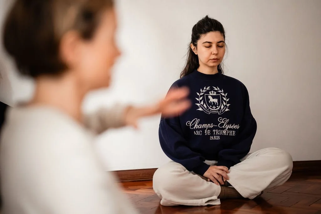 womansittinginmeditationwithheyesclosed
