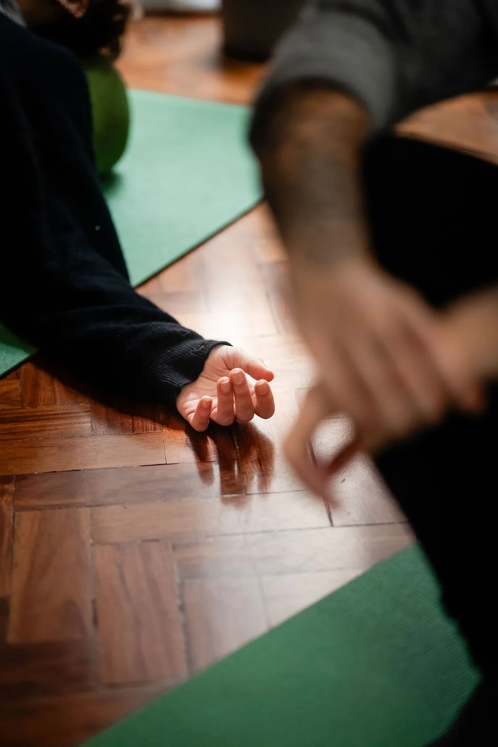 relaxedhandsrestingonyogamat