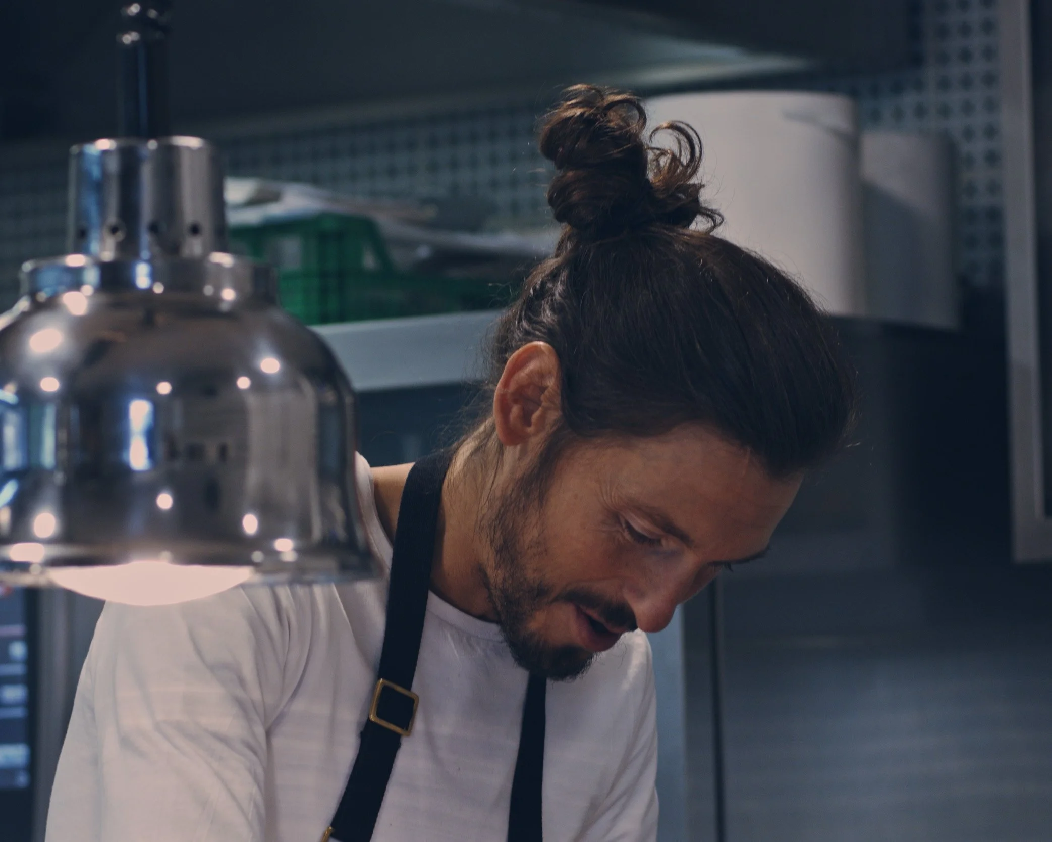Portrait du chef Fabrice Idiart dans la cuisine de son restaurant Le Moulin d'Alotz