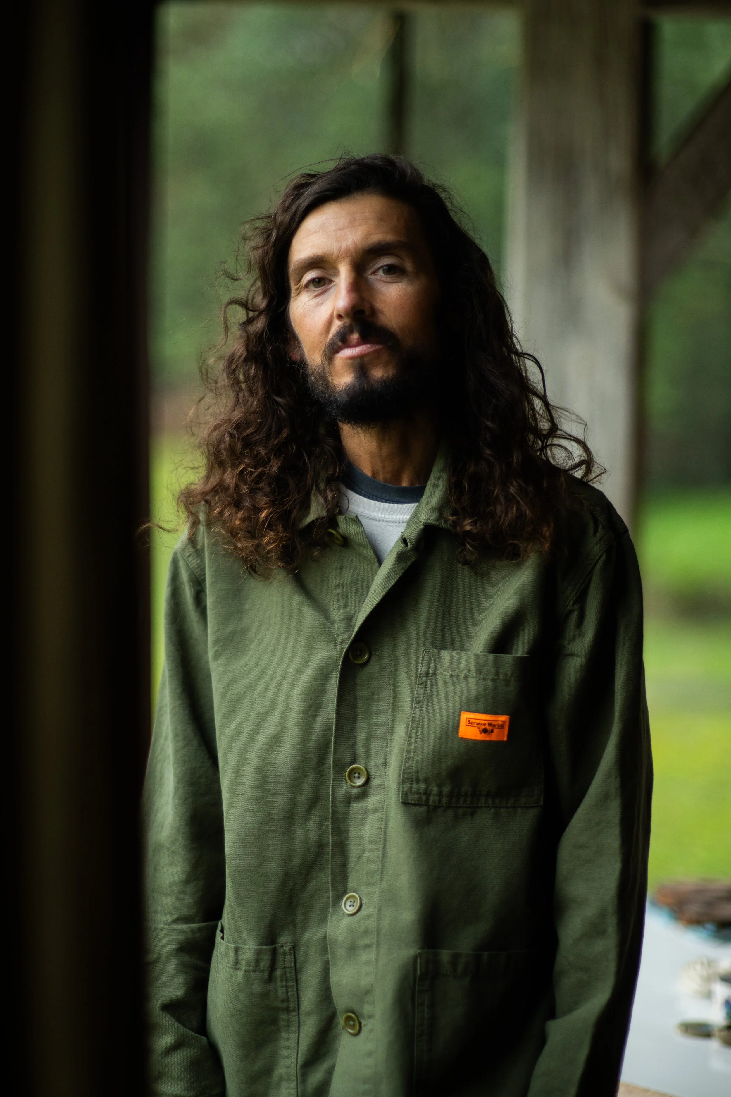 Portrait du chef Fabrice Idiart dans la salle de son restaurant Le Moulin d'Alotz