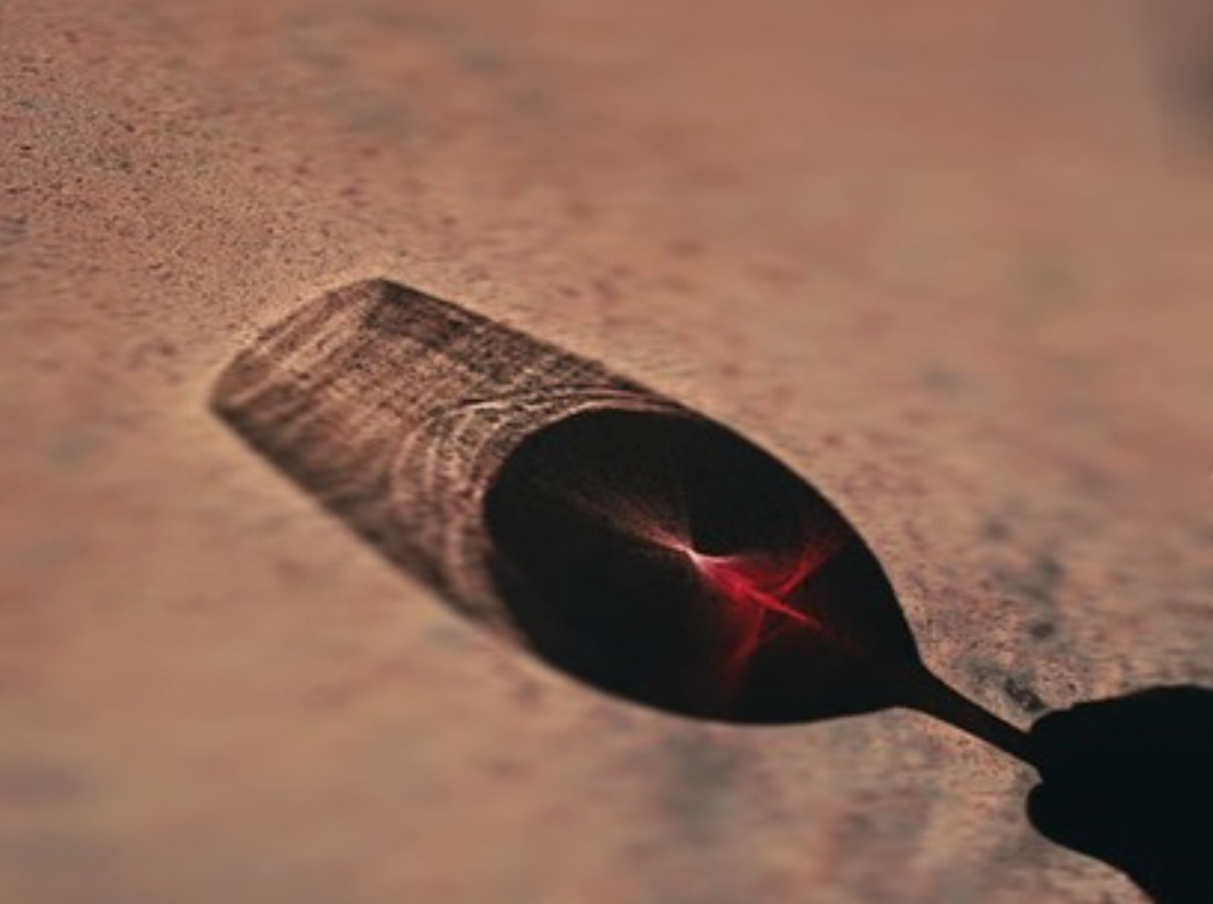 L'ombre d'un verre de vin rouge sur le sol