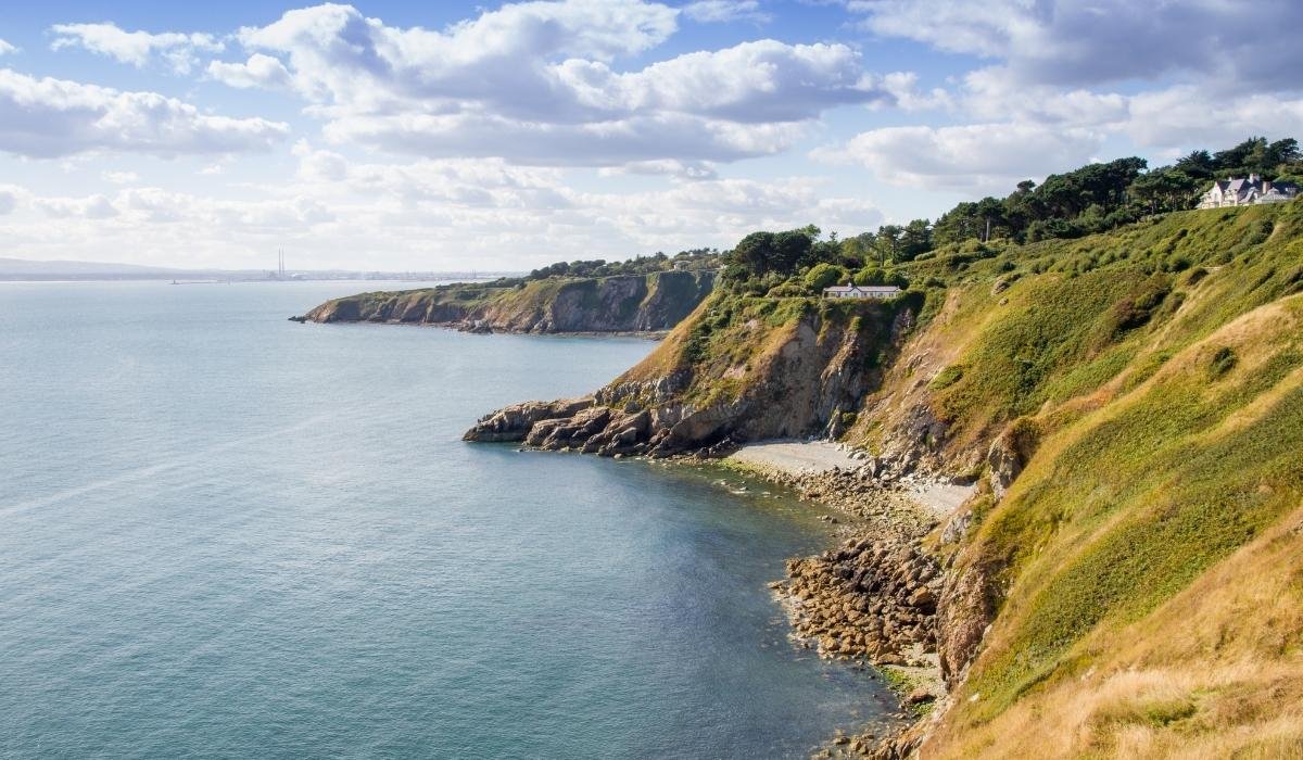 Howth Head, County Dublin
A scenic coastal walk overlooking Dublin Bay and the cliffs of Howth Head.