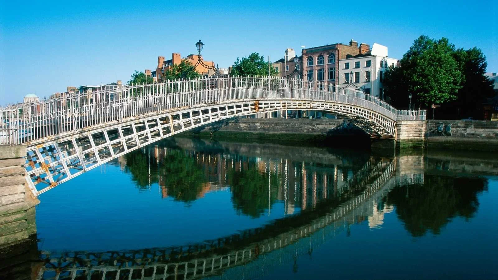 The Ha’penny Bridge spanning the River Liffey, one of Dublin’s most recognisable landmarks and a highlight on many private city tours.