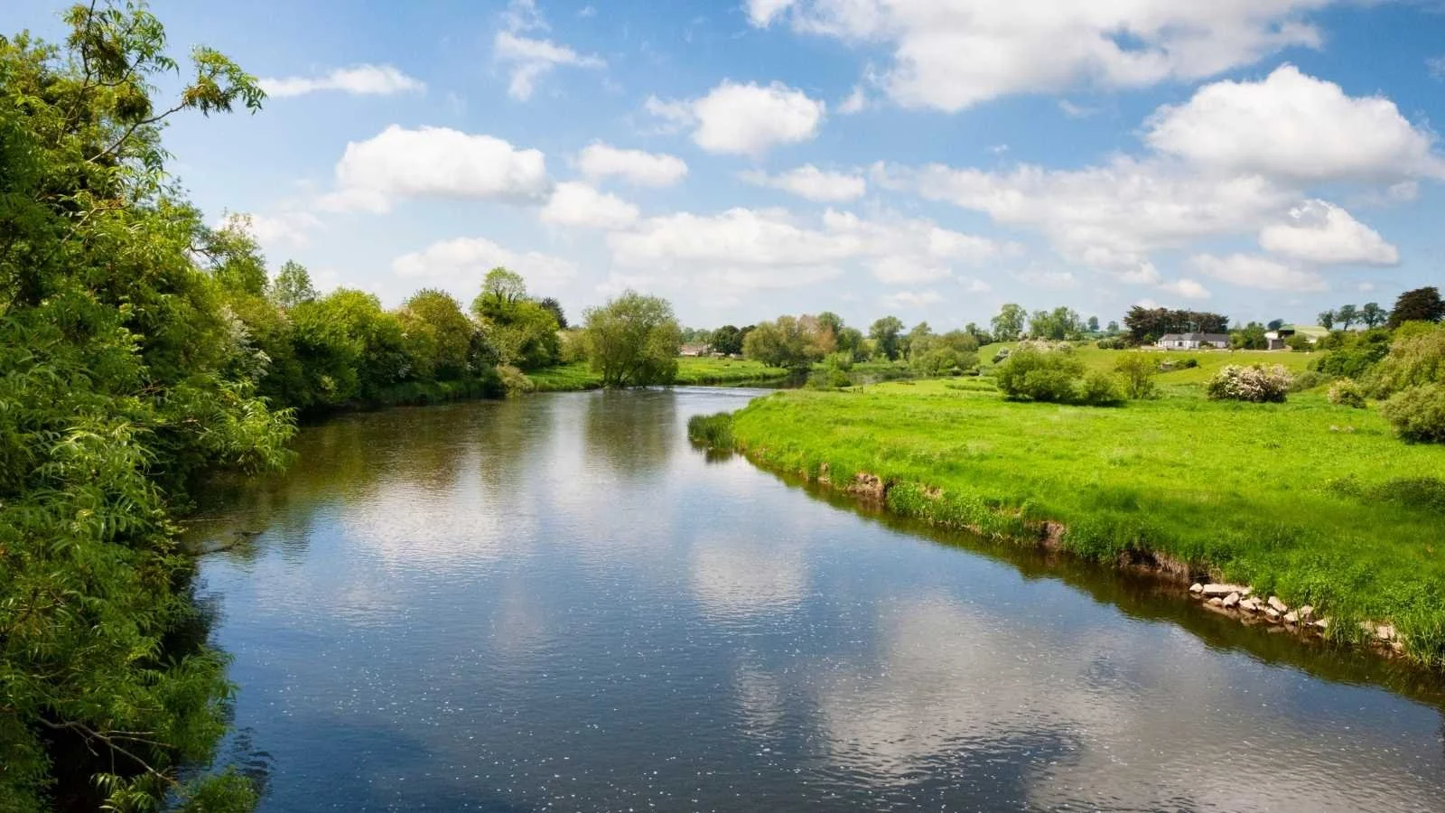 The River Boyne flowing through the countryside of County Meath, a scenic landscape that reflects the natural beauty and historic setting often explored on private tours of Ireland.