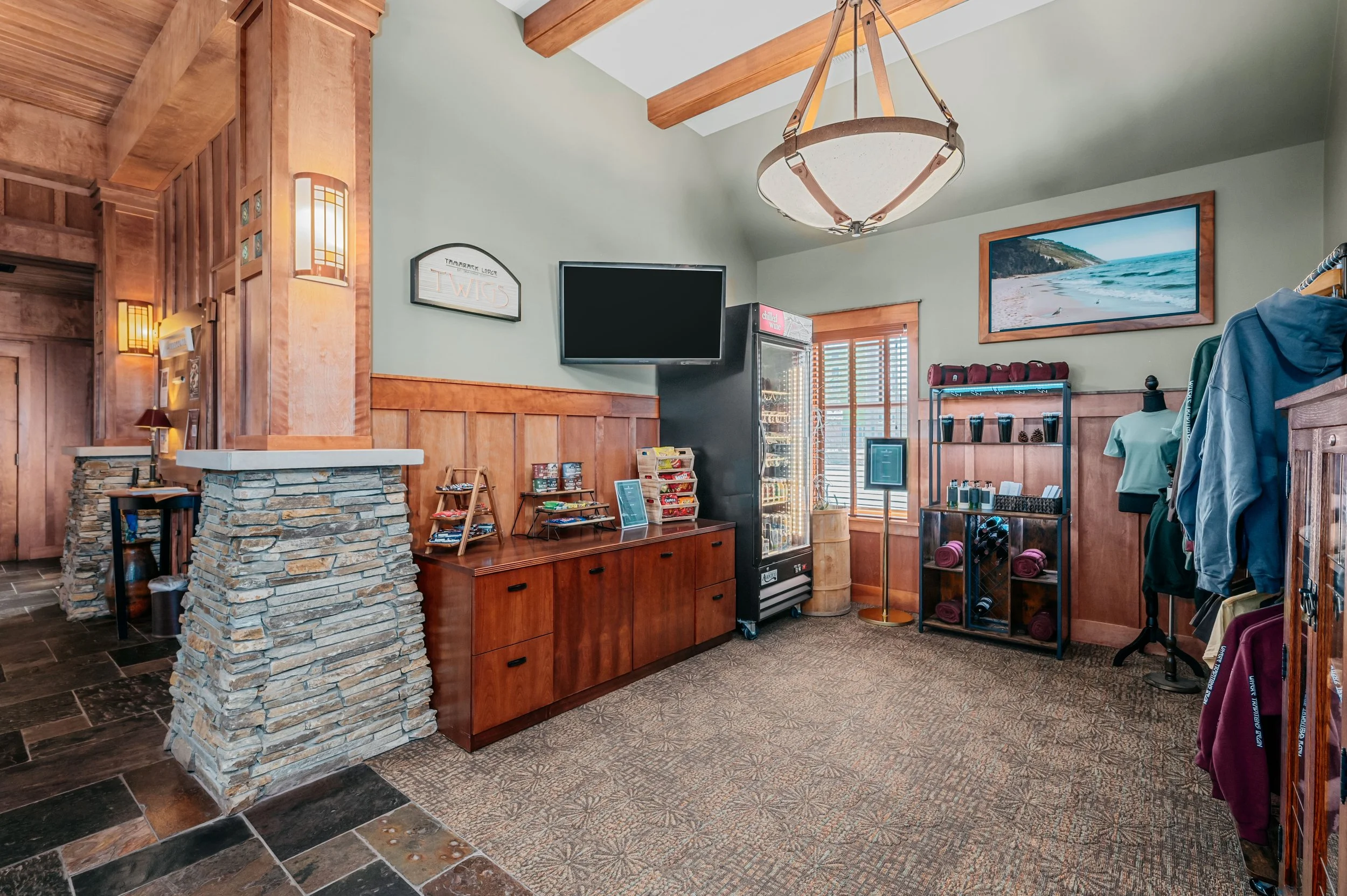 Twigs Gift Shop
Wine, beer, and lodge souvenirs. 