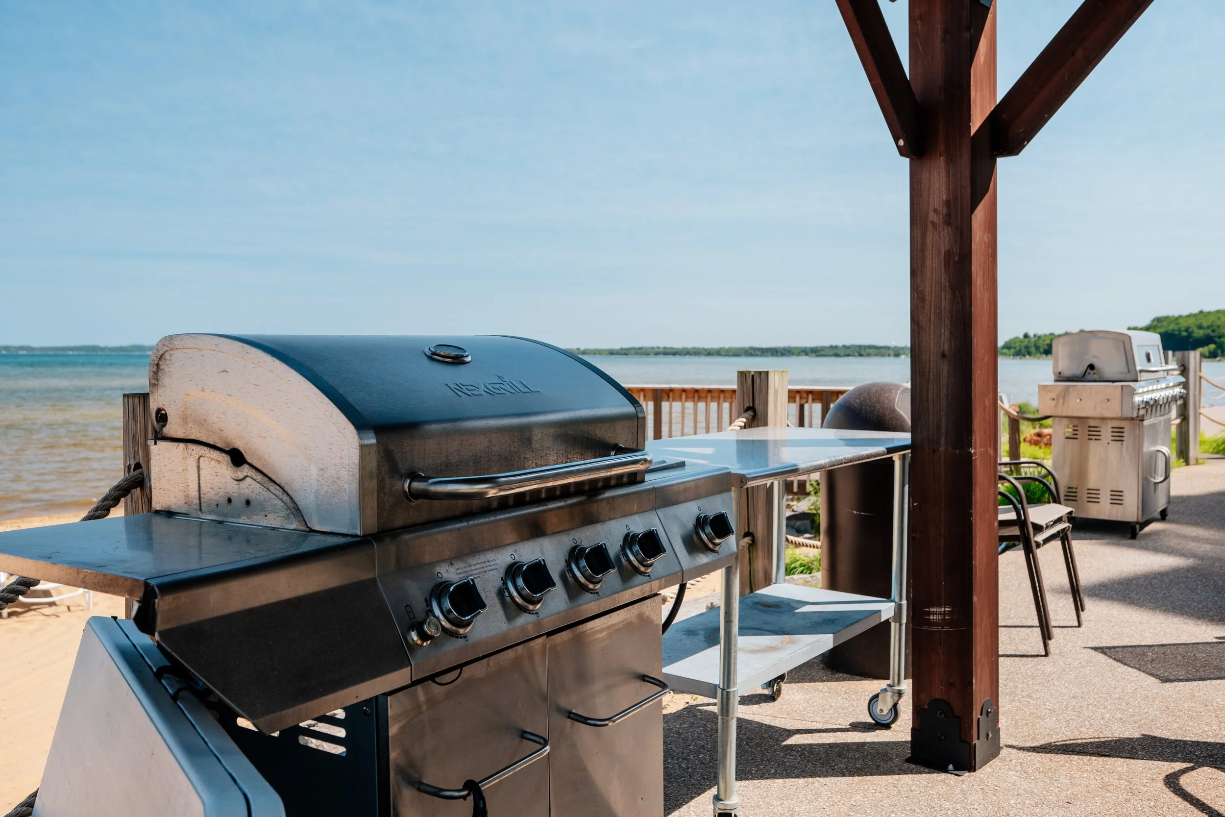 Outdoor Grills
Enjoy dinner on the shore of East Bay.