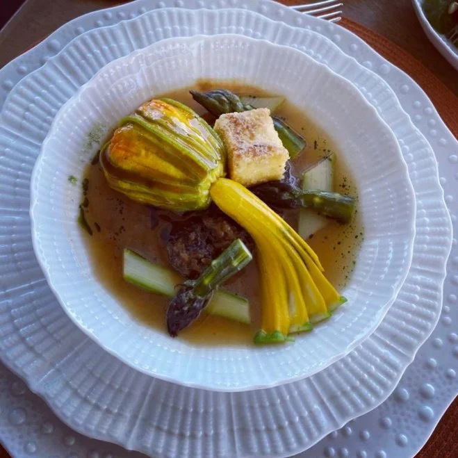 Ratatouille stuffed courgetteflower, crispy tofu & vegetable broth