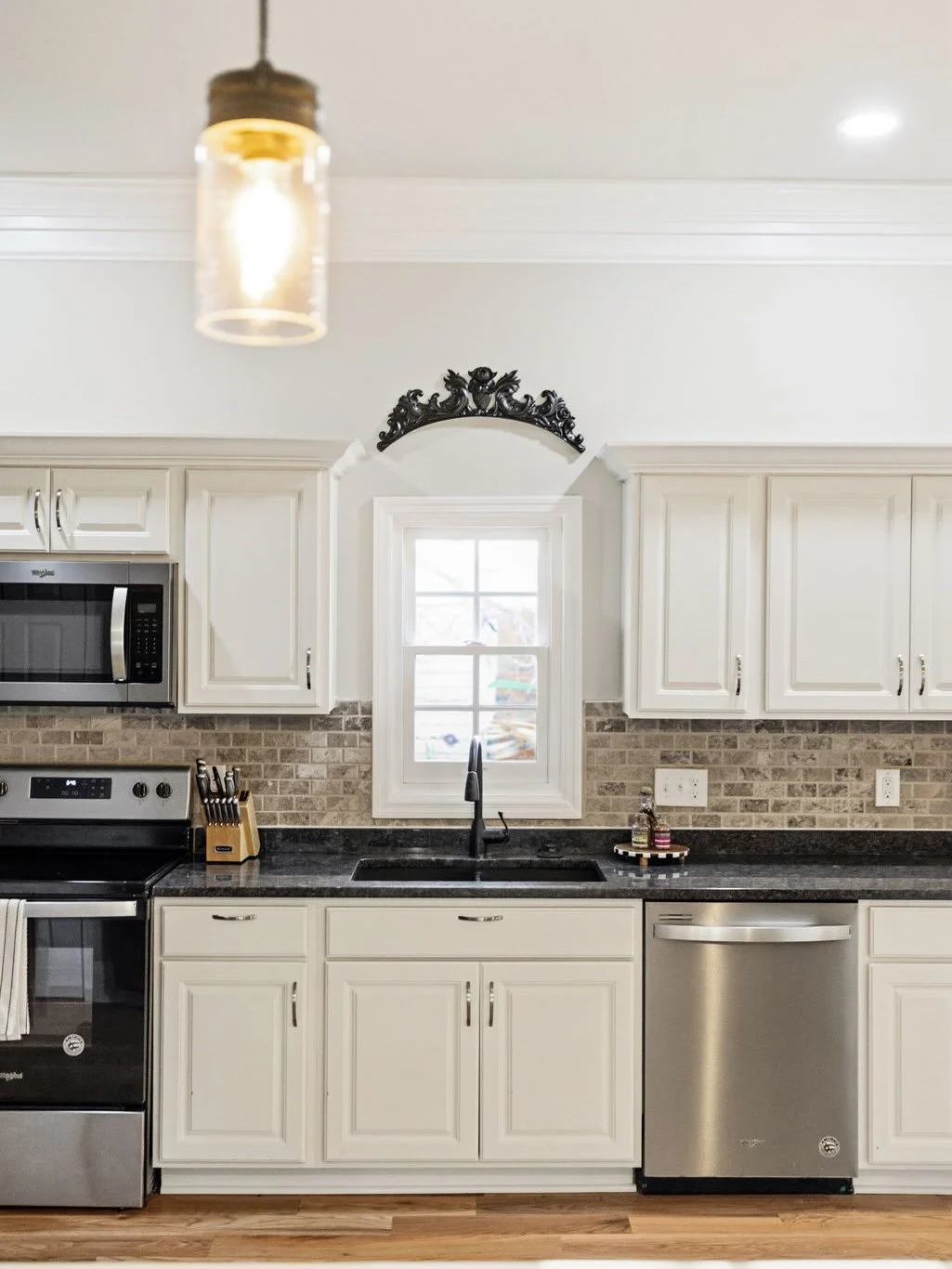 it&rsquo;s all in the ✨ details ✨

from cozy furniture, calming plants, and bold light fixtures, we love to see &amp; highlight 📸 the design choices that make your @airbnb unique &amp; unforgettable.

#airbnb #realestatemedia #beachlife #wilmingtonn