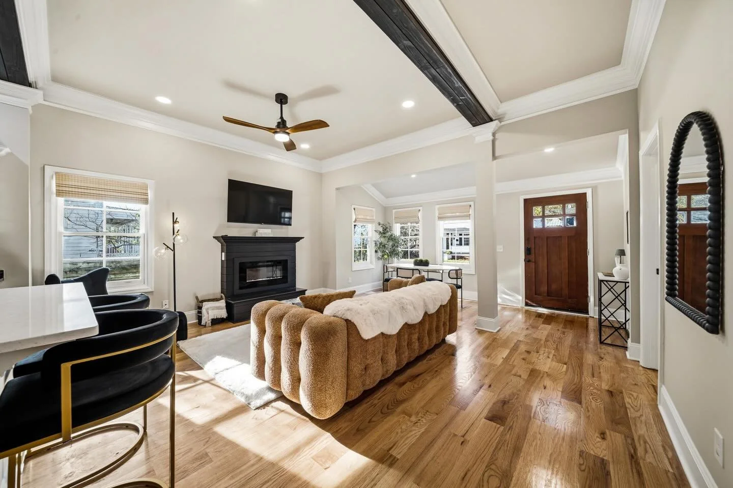 📸 You know what you DON&rsquo;T GET when Grae Images is your Listing Media Specialist?!

A limited photo gallery! 🙅🏿&zwj;♂️

We capture your listing from every angle, and you as the agent don&rsquo;t have to narrow down a whole house to merely a f