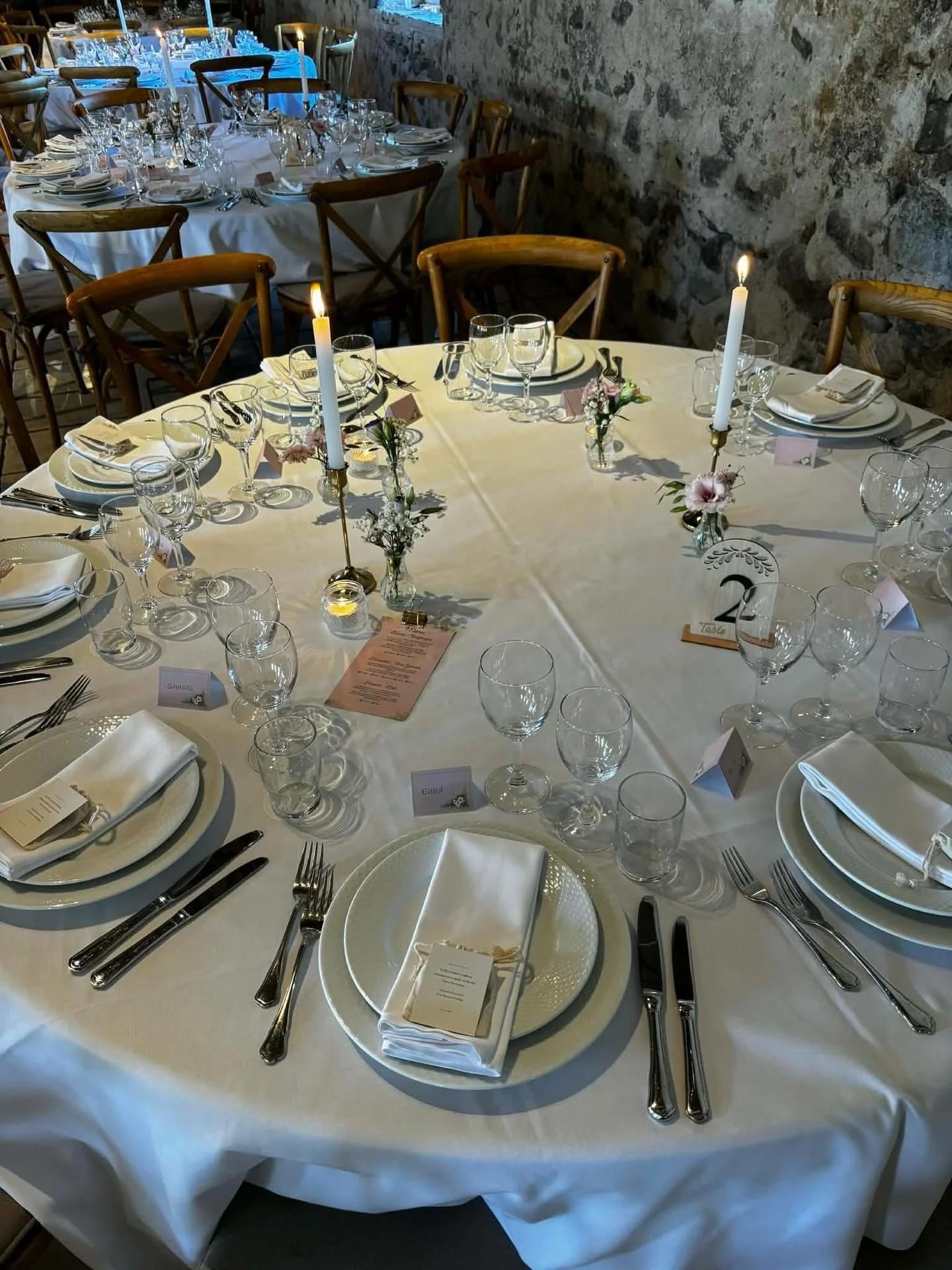 Bryllupss&aelig;sonen er skudt i gang og vi var med oppe p&aring; Sonnerupgaard Gods i 1877-Laden 🌼 Kontakt os p&aring; info@stormevents for booking af personale til jeres n&aelig;ste arrangement.