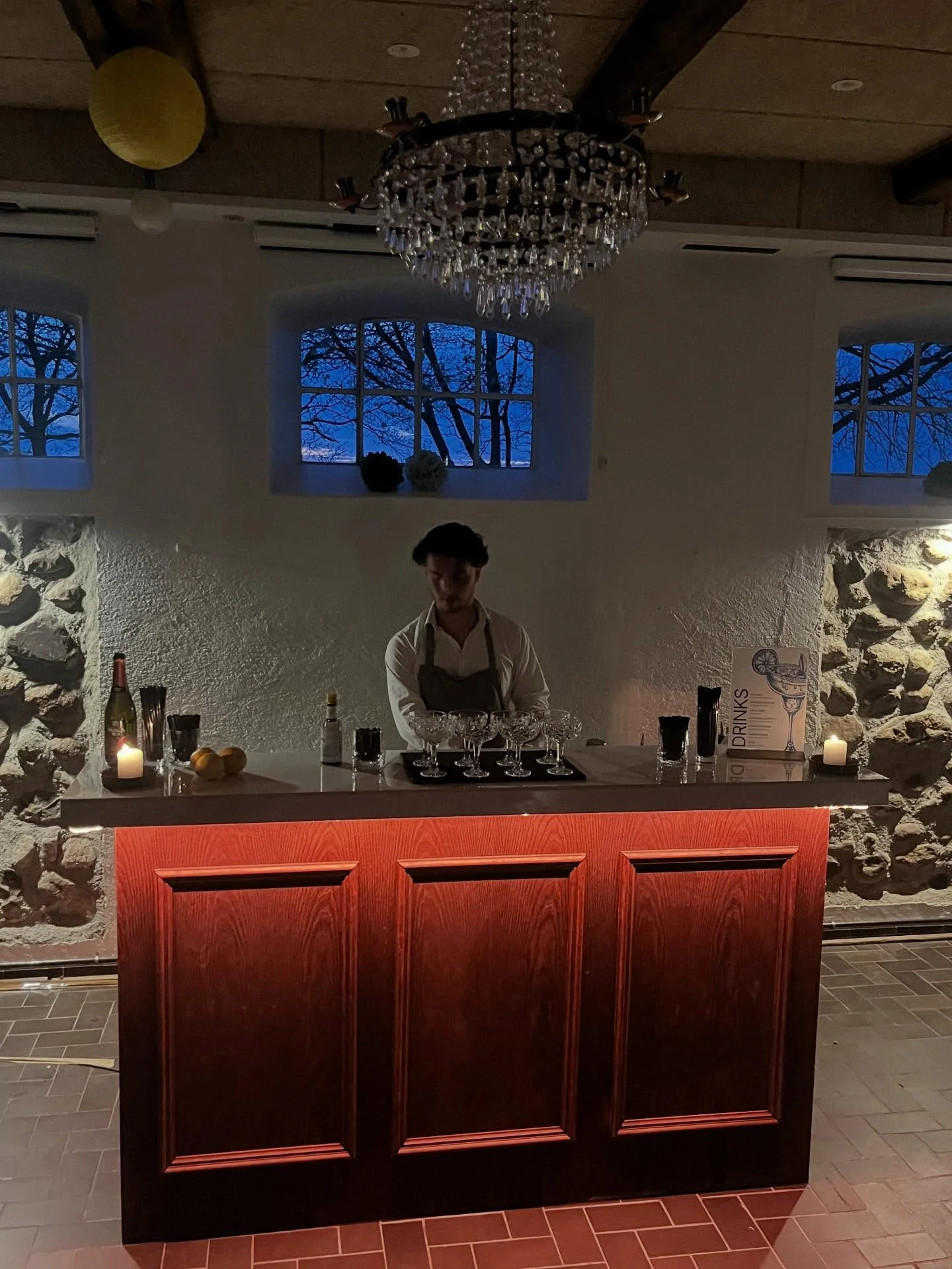 P&aring; det sidste har vi brugt lidt mere tid p&aring; v&aelig;rkstedet end arrangementer. Vi kan nemlig stolt pr&aelig;sentere vores nye cocktail bar 🥃🍸🥳 Hvis du vil h&oslash;re mere om mulighederne for en komplet cocktail l&oslash;sning i genne