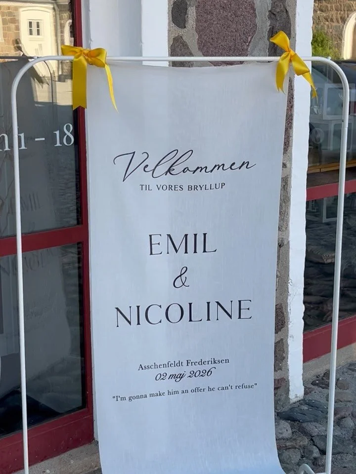 I l&oslash;rdags havde vi forn&oslash;jelsen af at st&aring; for serveringspersonale og cocktail bar til endnu et smukt bryllup p&aring; Sonnerupgaard Gods. Vejret og omgivelserne kunne ikke have v&aelig;ret mere spot on!🌸 Stort tillykke til Nicolin