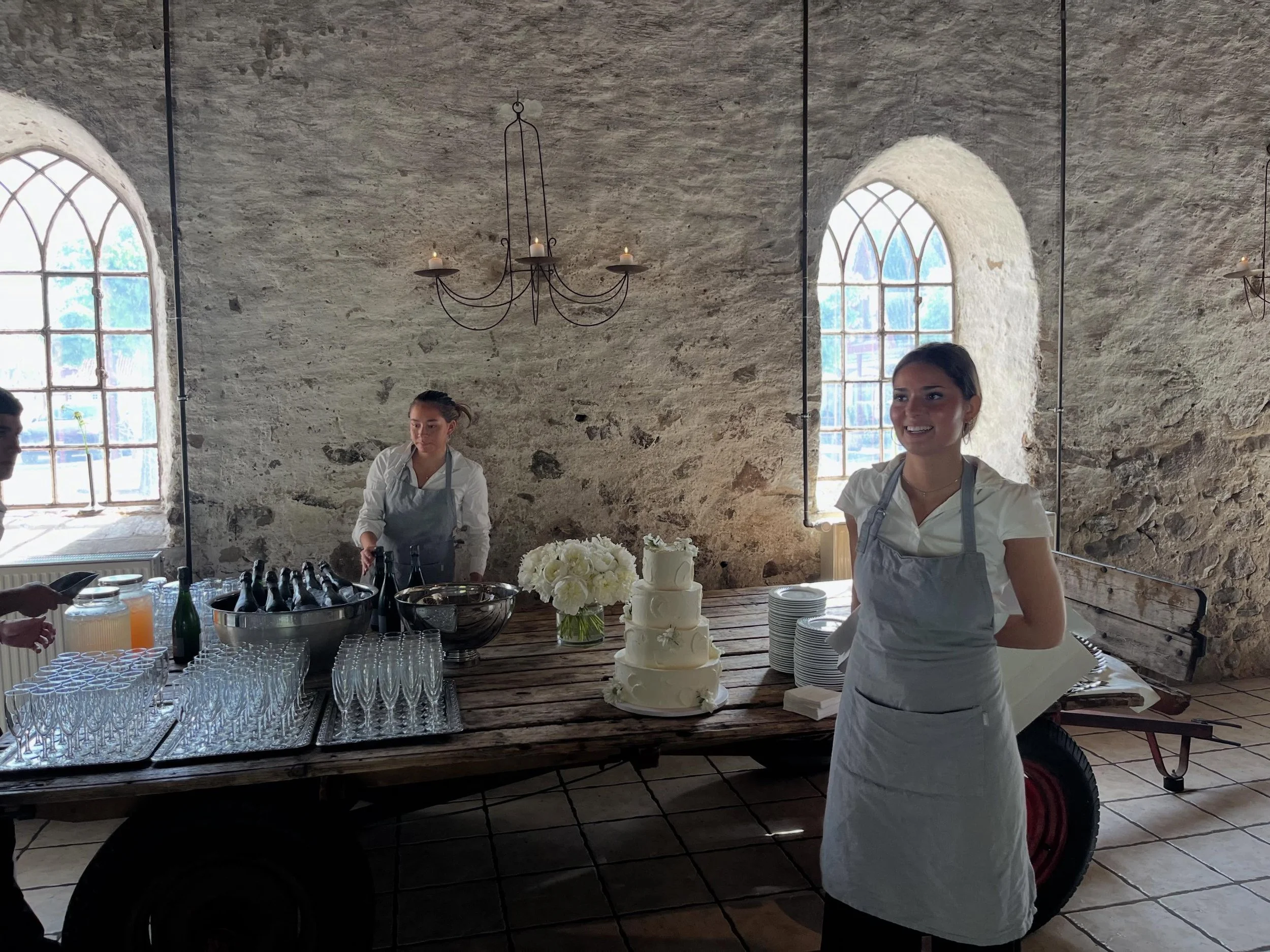 Pinsen b&oslash;d p&aring; to fantastiske bryllupper p&aring; Sonnerupgaard Gods 🌺
1877-laden blev pyntet op p&aring; smukkeste vis af @aday2remember.dk - og vi stod for koordinering &amp; serveringspersonale. For bookings: info@stormevents.dk
