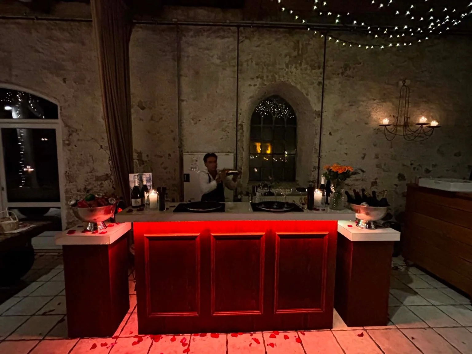 Stort tillykke til alle brudepar denne weekend <3 Selvom vejret ikke levede op til forventningerne, s&aring; gjorde festerne det i den grad. Roser p&aring; gulvet, hjerter p&aring; Espresso Martini og fantastisk stemning - lige som vi elsker det. 