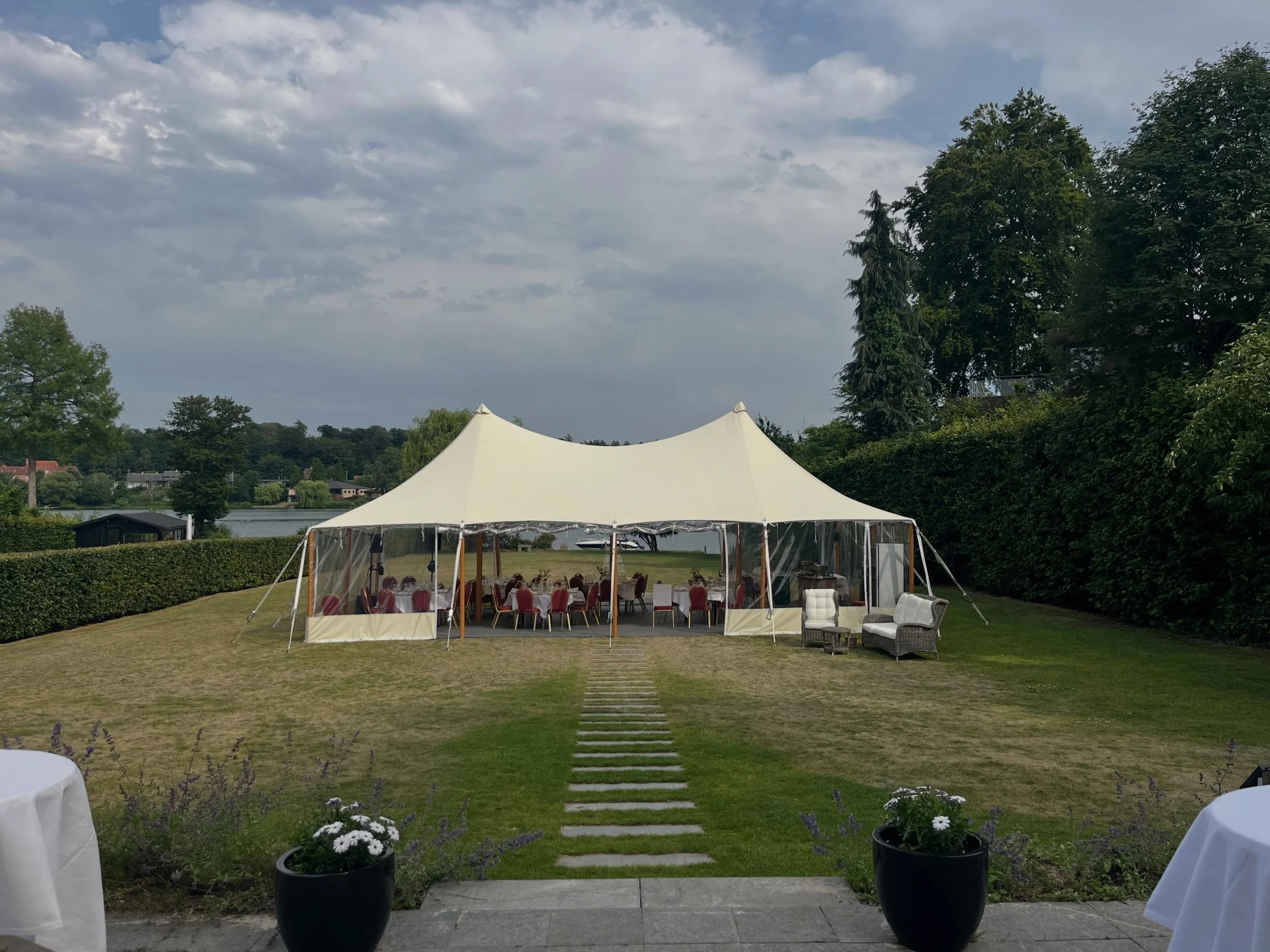 60-&aring;rs f&oslash;dselsdag fejret med stil 🥳🇩🇰🇩🇰 35 grader, regn, torden, l&aelig;kker mad og ikke mindst en masse cocktails. Der manglede ikke noget - Vi gl&aelig;der os til en masse fede arrangementer henover sommeren ;))