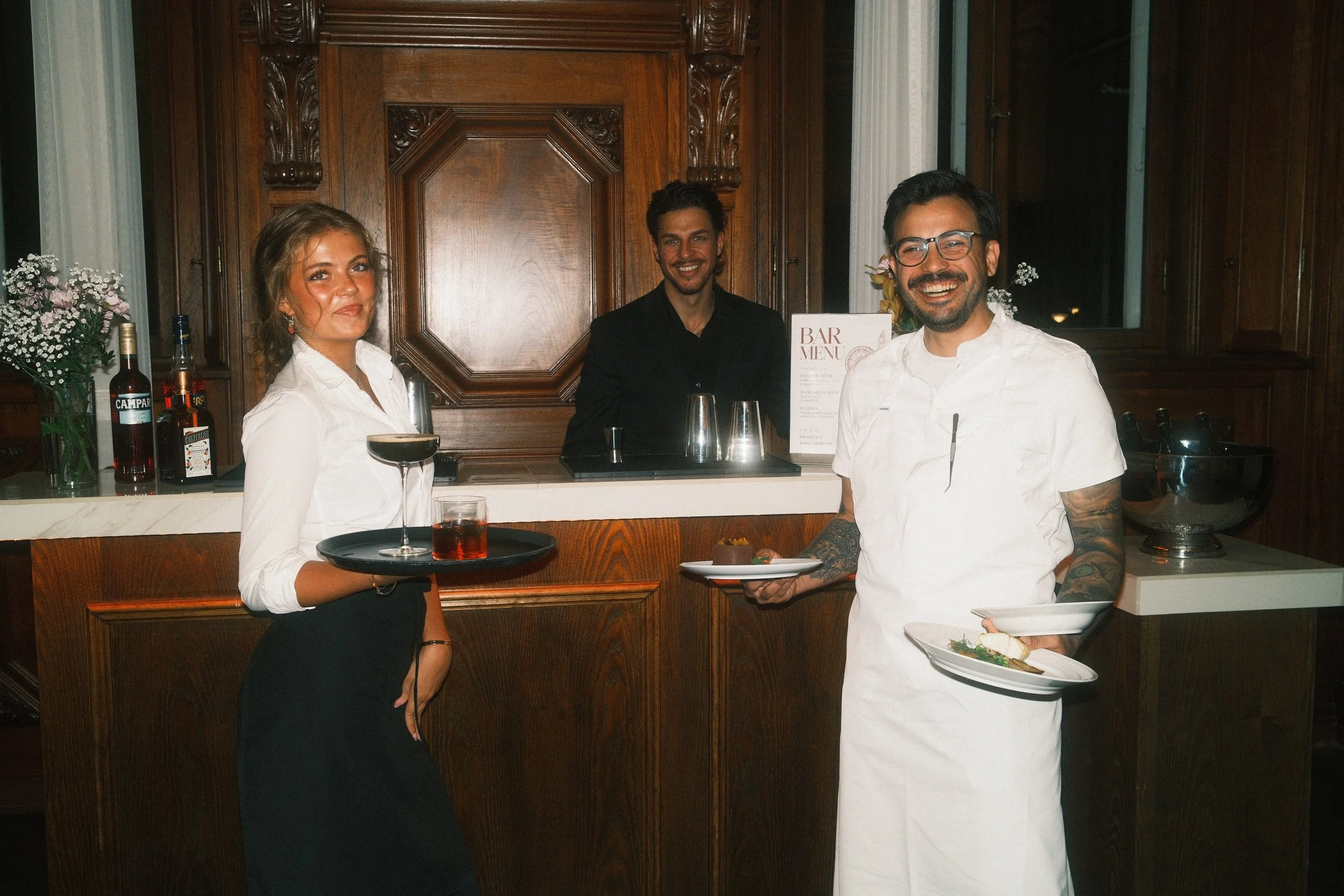 &Eacute;n samlet l&oslash;sning til hele jeres event.

Personale, catering &amp; cocktails &ndash; koordineret ned til mindste detalje. Vi st&aring;r for afviklingen fra start til slut, s&aring; I kan koncentrere jer om det vigtigste: jeres g&aelig;s
