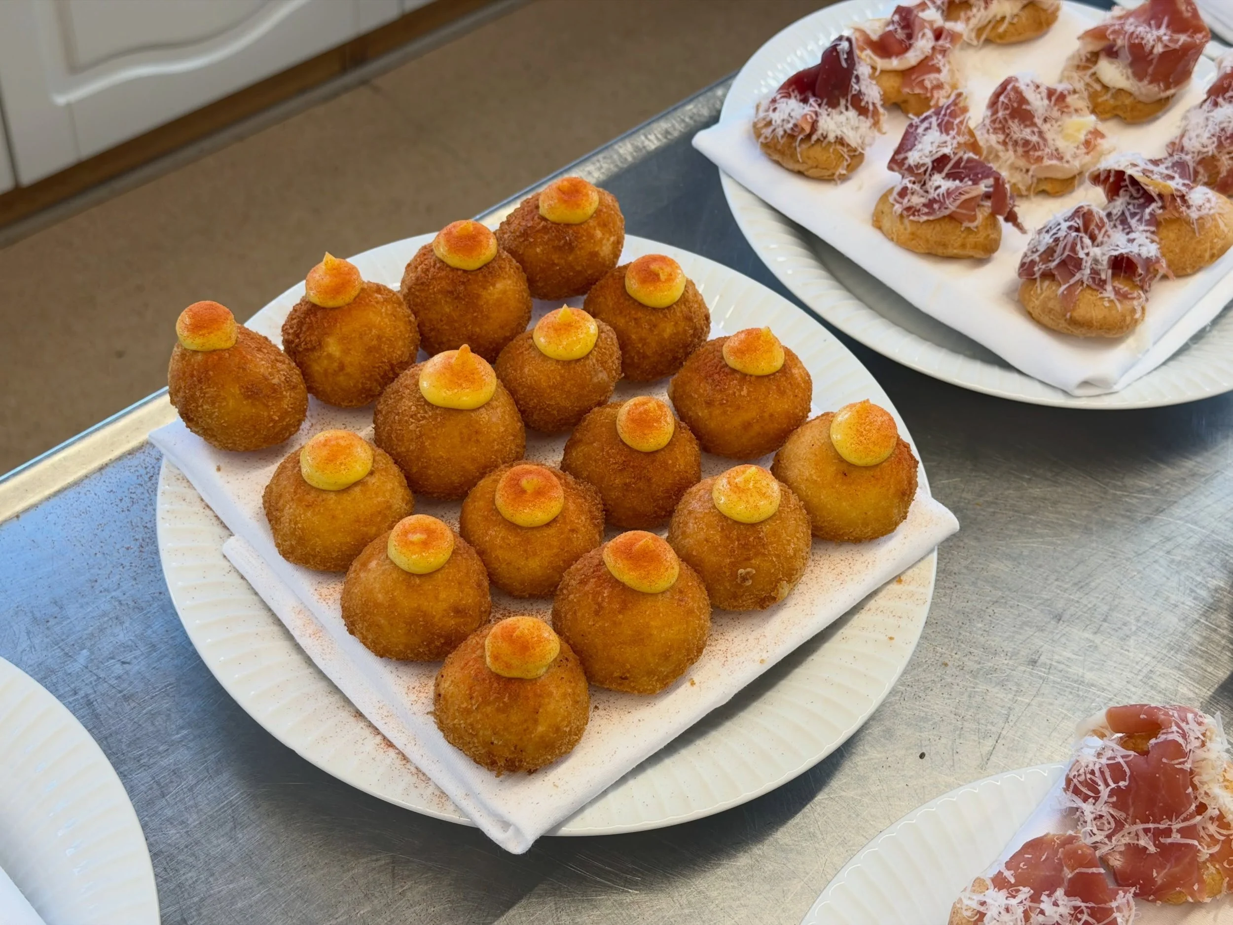 Endnu et vellykket bryllup i vores yndlingsrammer p&aring; @sonnerupgaard🌻

Vejret var med os hele dagen, og b&aring;de vielsen og receptionen blev derfor holdt udenfor i den smukke baghave.

Vi stod for den fulde afvikling og var med hele vejen &nd