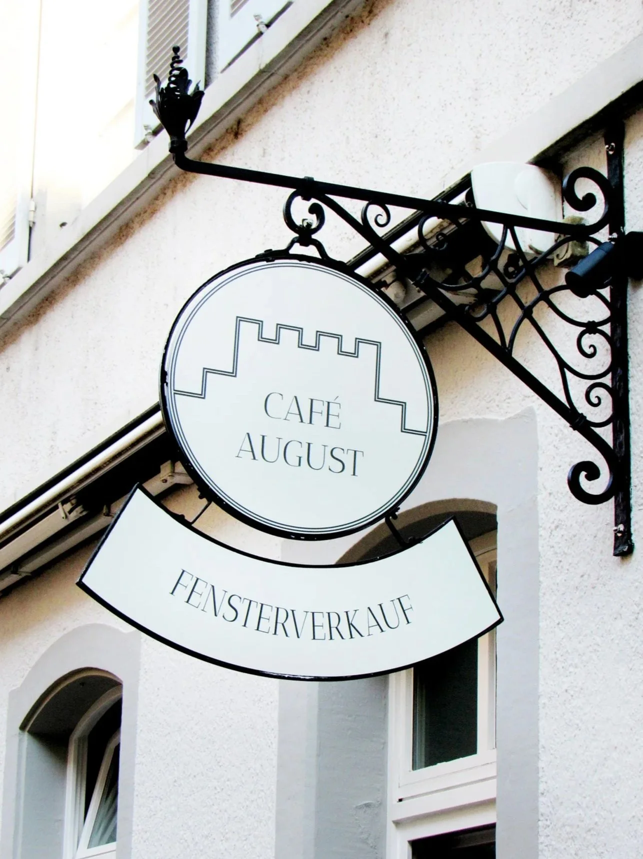 Schild von Café August