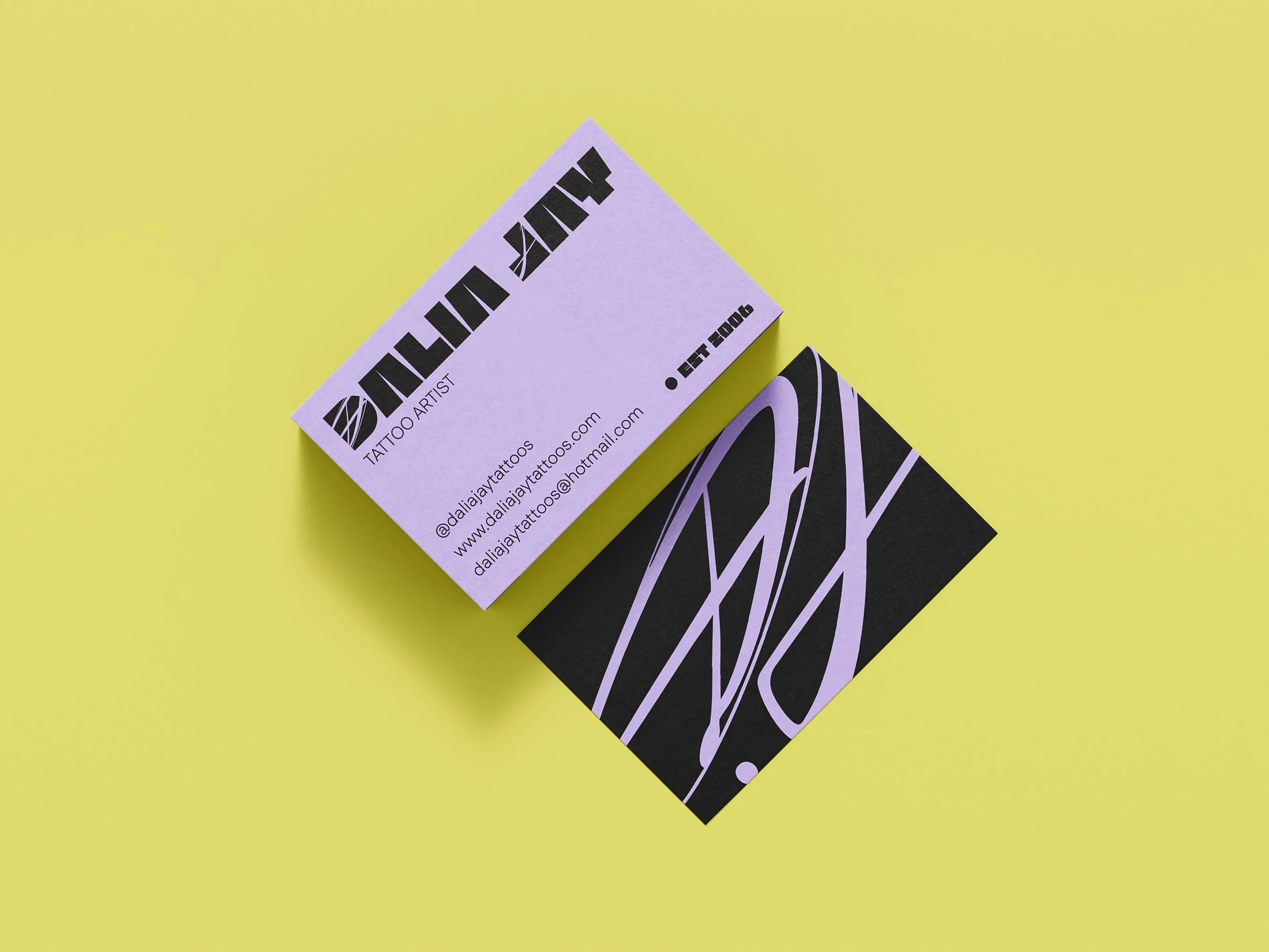 Laptop zeigt eine Webseite eines Tätowartists namens Dalia Jay mit einem helfender, hell-lila Hintergrund, Menüoptionen und Bildern von Tätowierungen auf der Seite.