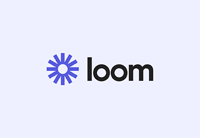 Loom-Logo mit blauer Blume und schwarzem Schriftzug auf hellem Hintergrund.