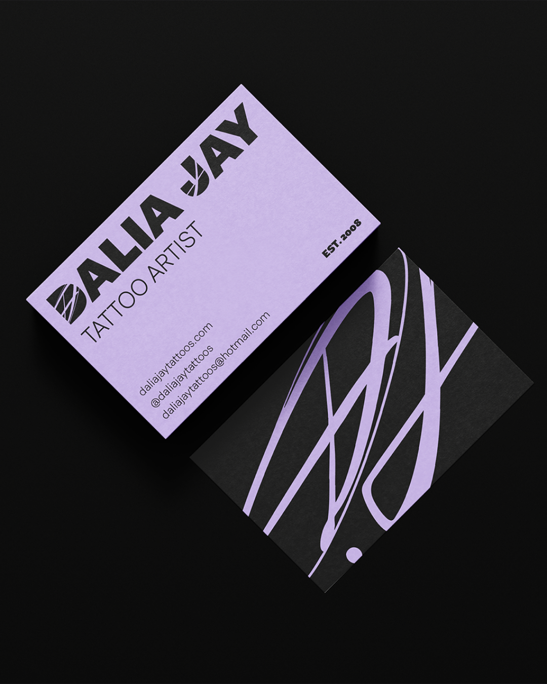 Laptop zeigt eine Webseite eines Tätowartists namens Dalia Jay mit einem helfender, hell-lila Hintergrund, Menüoptionen und Bildern von Tätowierungen auf der Seite.