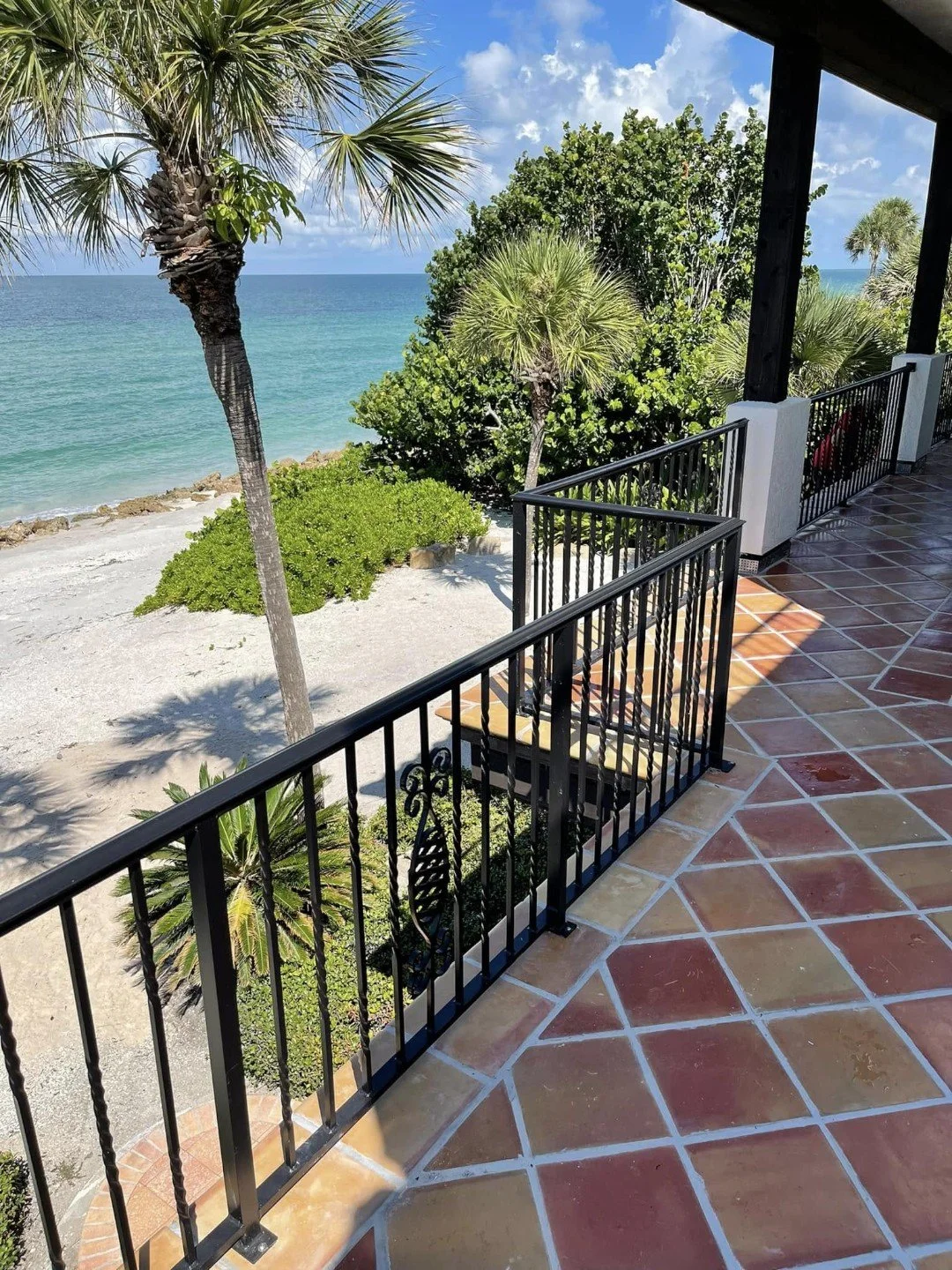 seaside_balcony_pineapple_ornament_railing_black.jpg