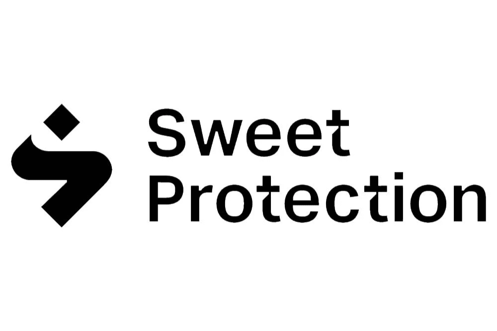 Sort logo med grafisk symbol og teksten 'Sweet Protection'.