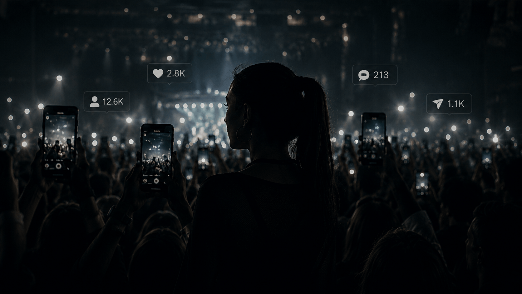 Una mujer con cabello de ponytail en un concierto, rodeada de muchas personas que toman fotos con sus teléfonos. Sobre los teléfonos, íconos y números que indican interacción en redes sociales como 'me gusta', 'comentarios', 'seguidores', 'mensajes' y 'compartir'.