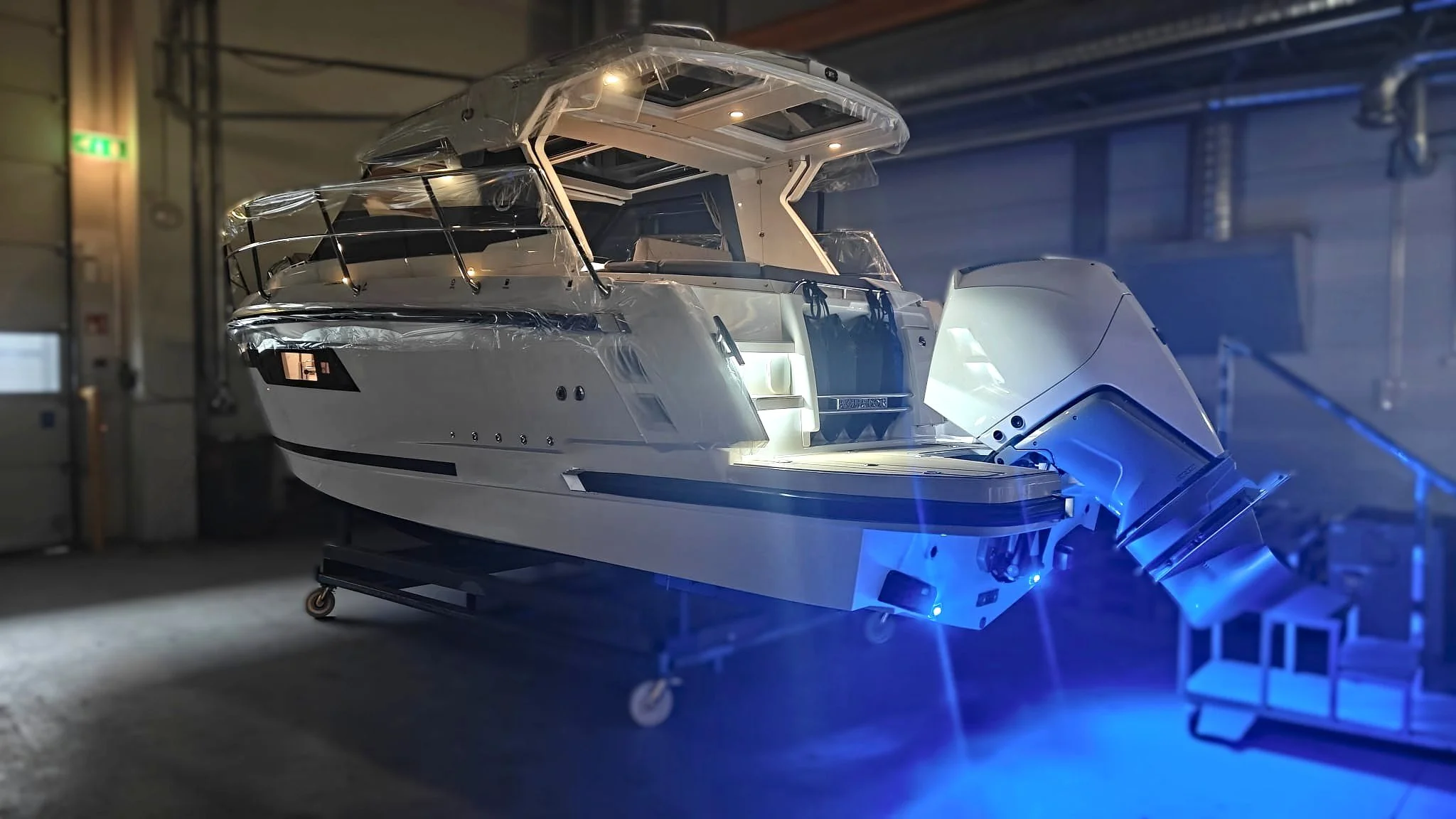 Moottorivene ja sen perämoottori, sisätiloissa.