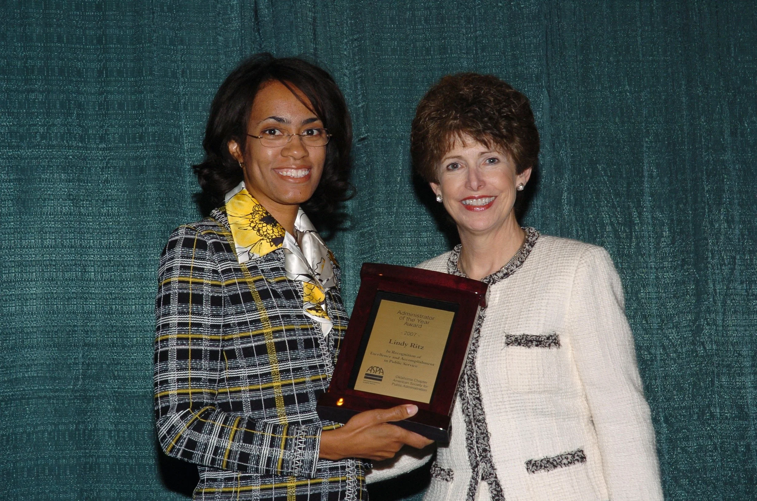 Lathonya Shivers presents the Administrator of the Year Award to Lindy Ritz