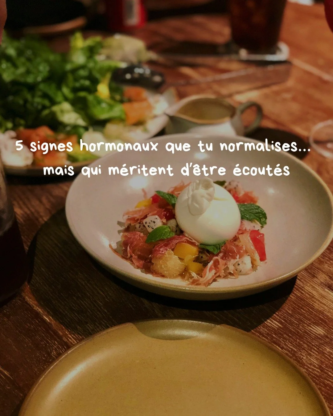 Le corps envoie toujours des signaux avant de &ldquo;crier&rdquo;.
Et ces messages sont biologiques, pas imaginaires :
&ndash; un cortisol trop haut ou trop bas perturbe digestion, sommeil et humeur
&ndash; un exc&egrave;s d&rsquo;&oelig;strog&egrave
