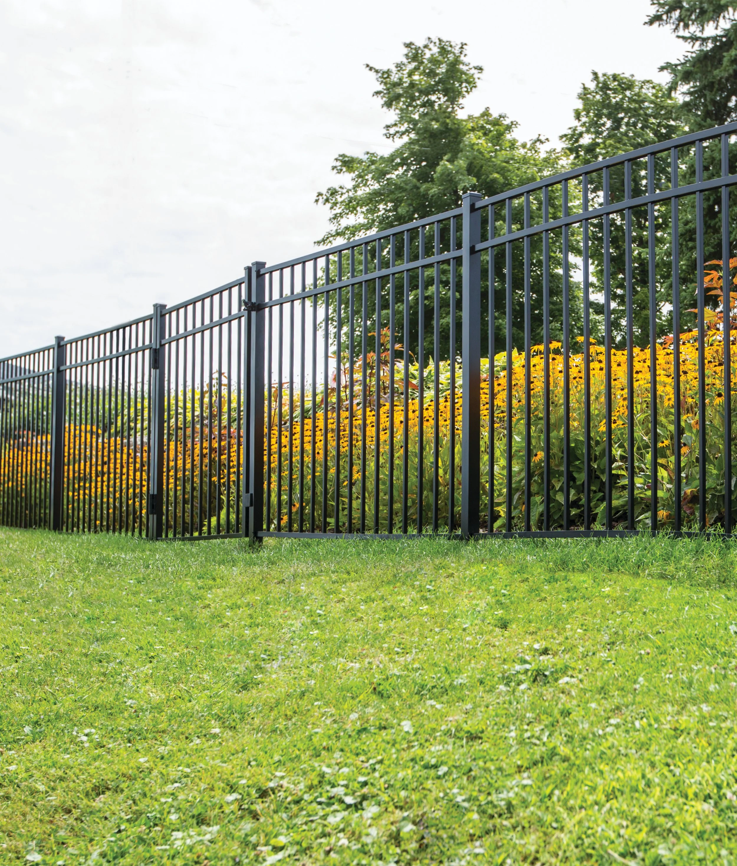 Classic 3-Rail Aluminum Fence (Flush Bottom)