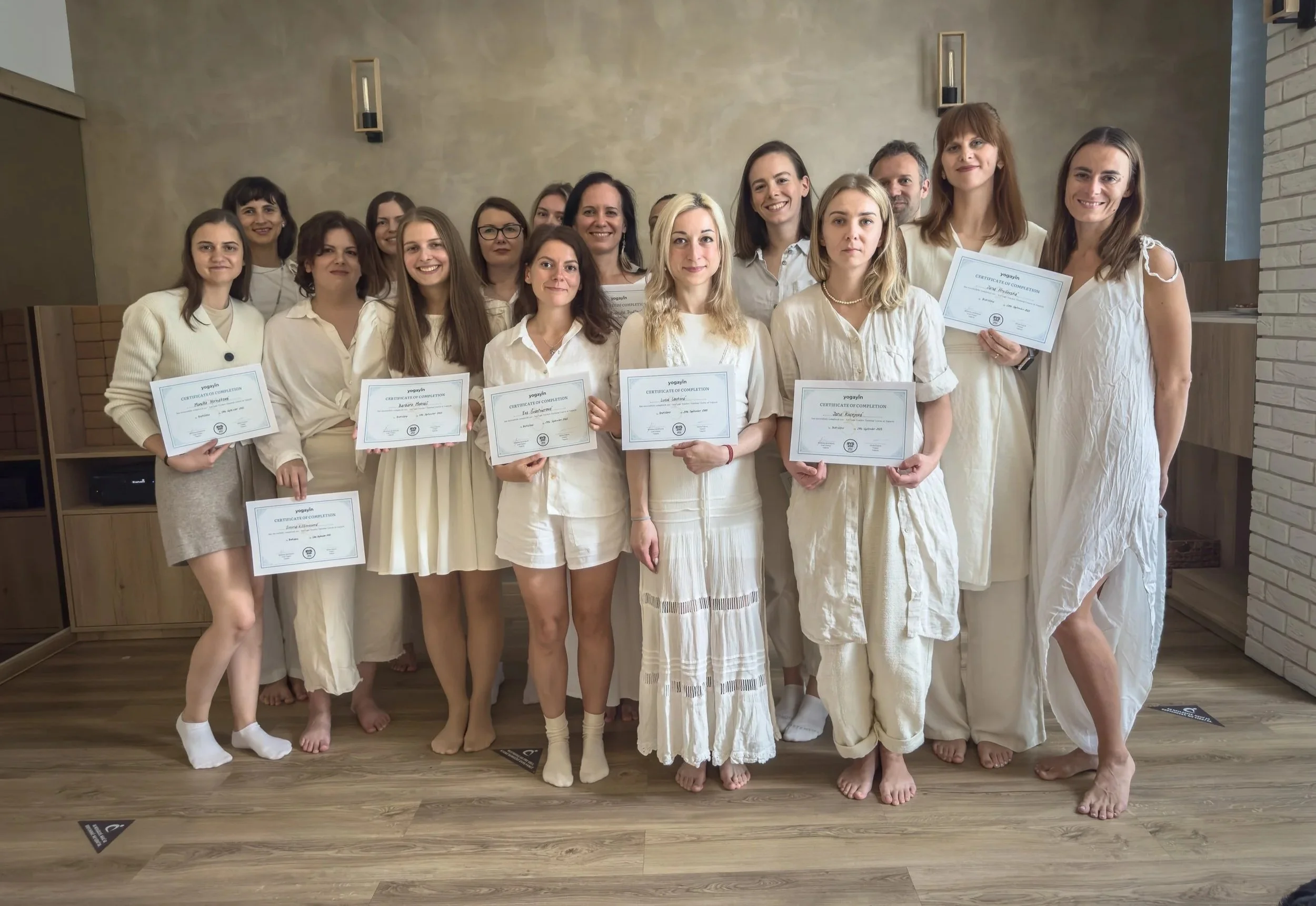 Absolventky kurzu RYT 200 v roku 2025.