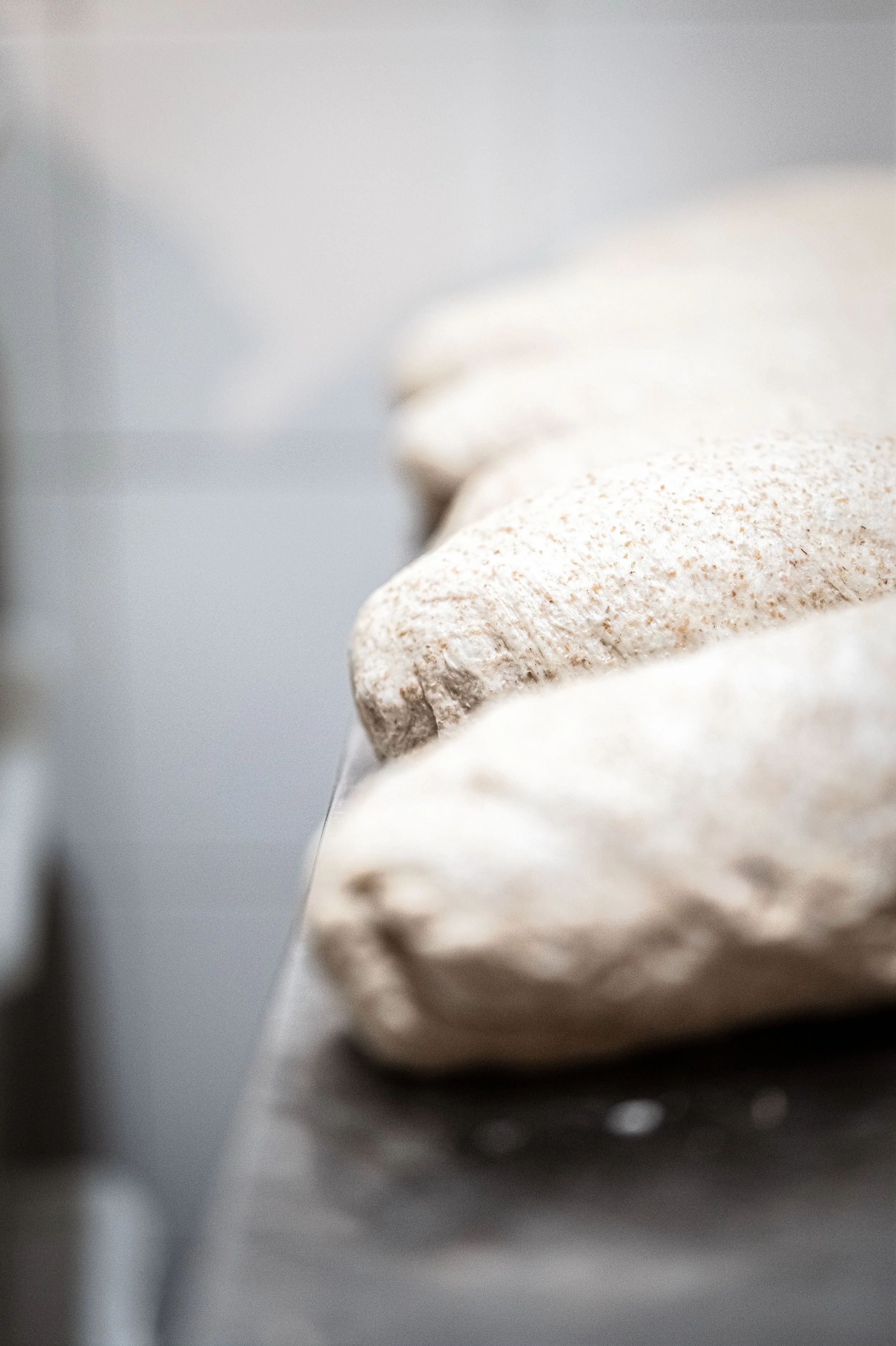 Impasto di pane sulla superficie di lavoro in cucina.