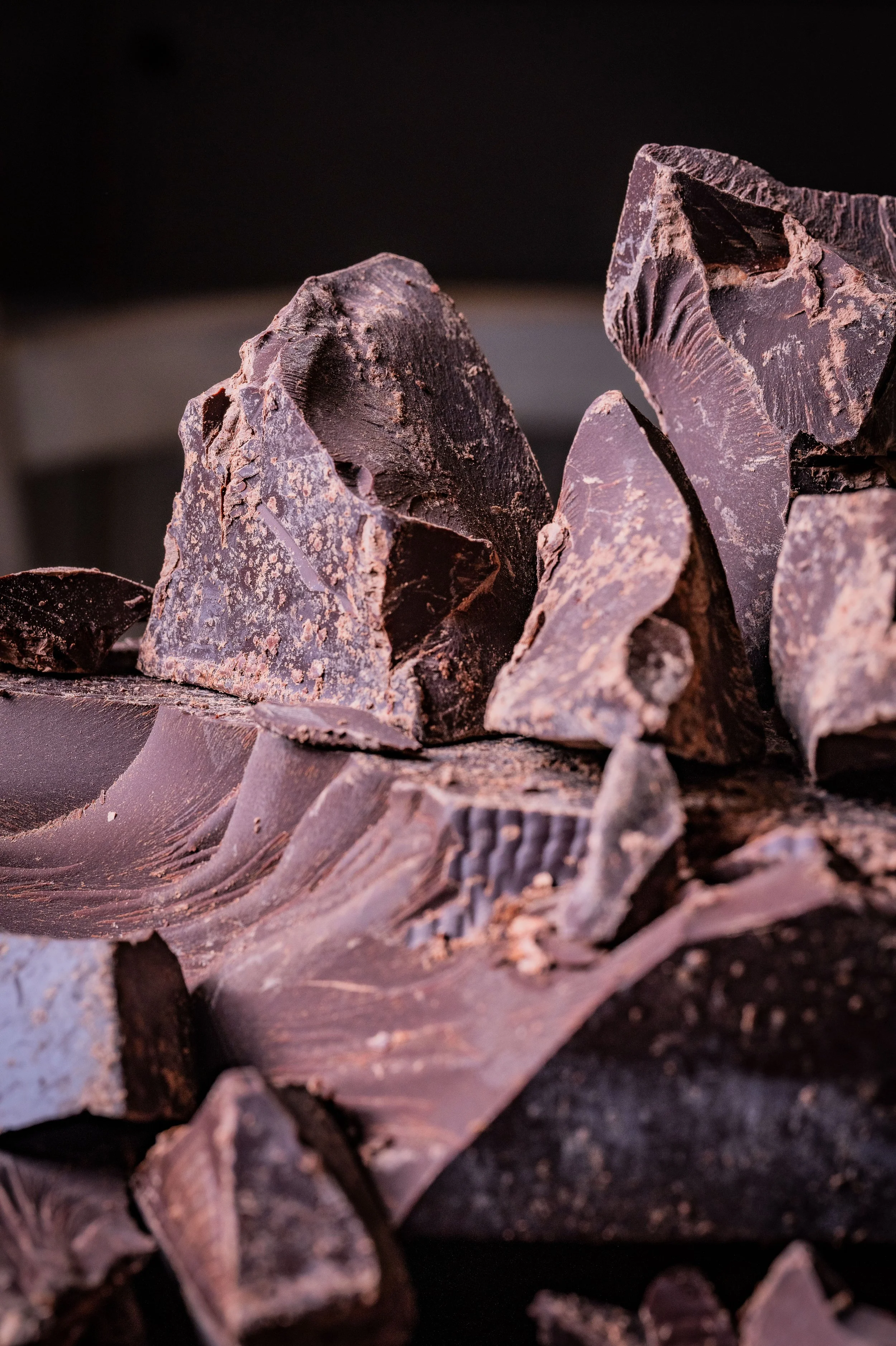 Pezzetti di cioccolato fondente spezzettato.