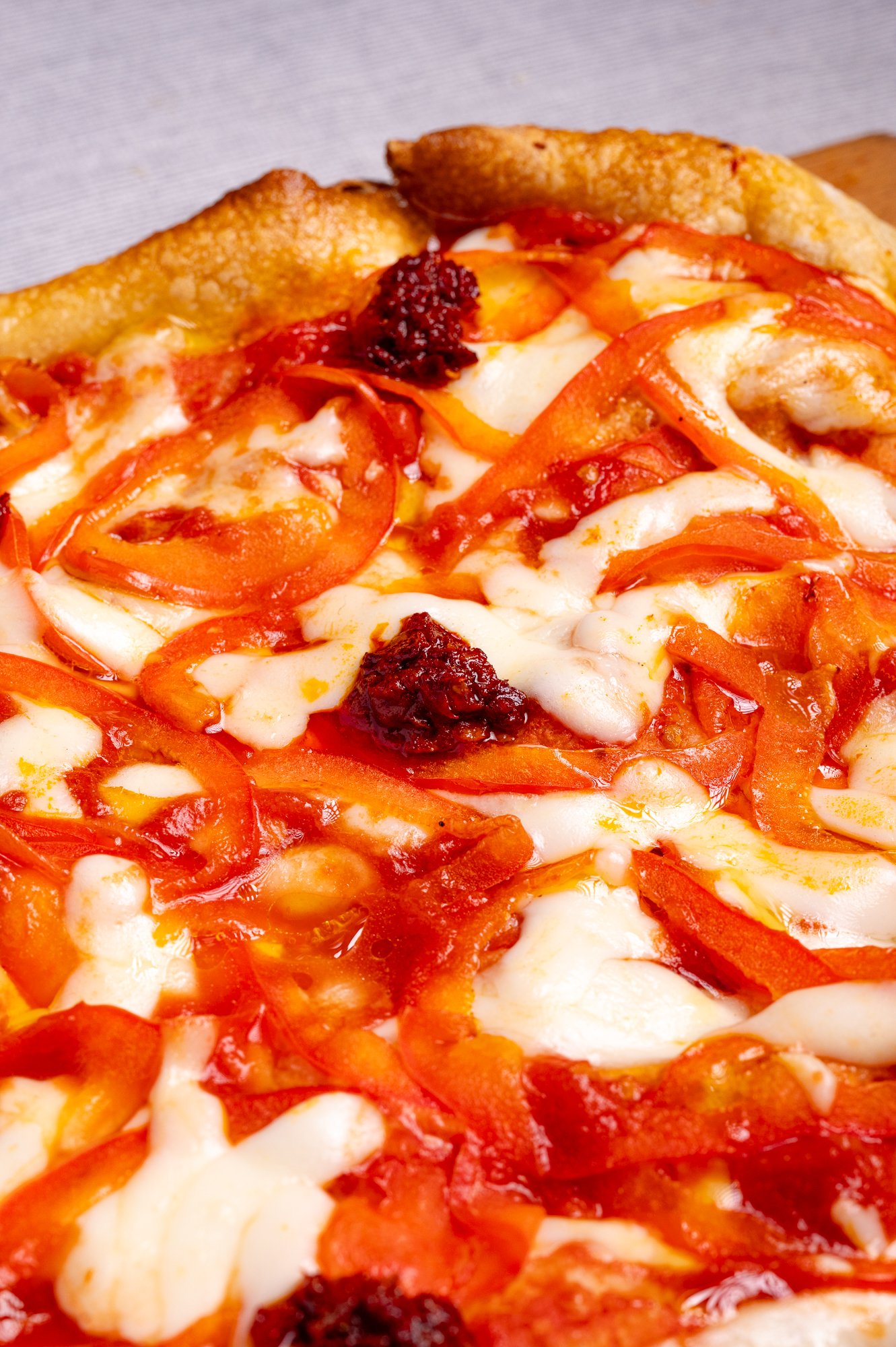 Pizza con pomodoro, mozzarella, peperoni e 'nduja.
