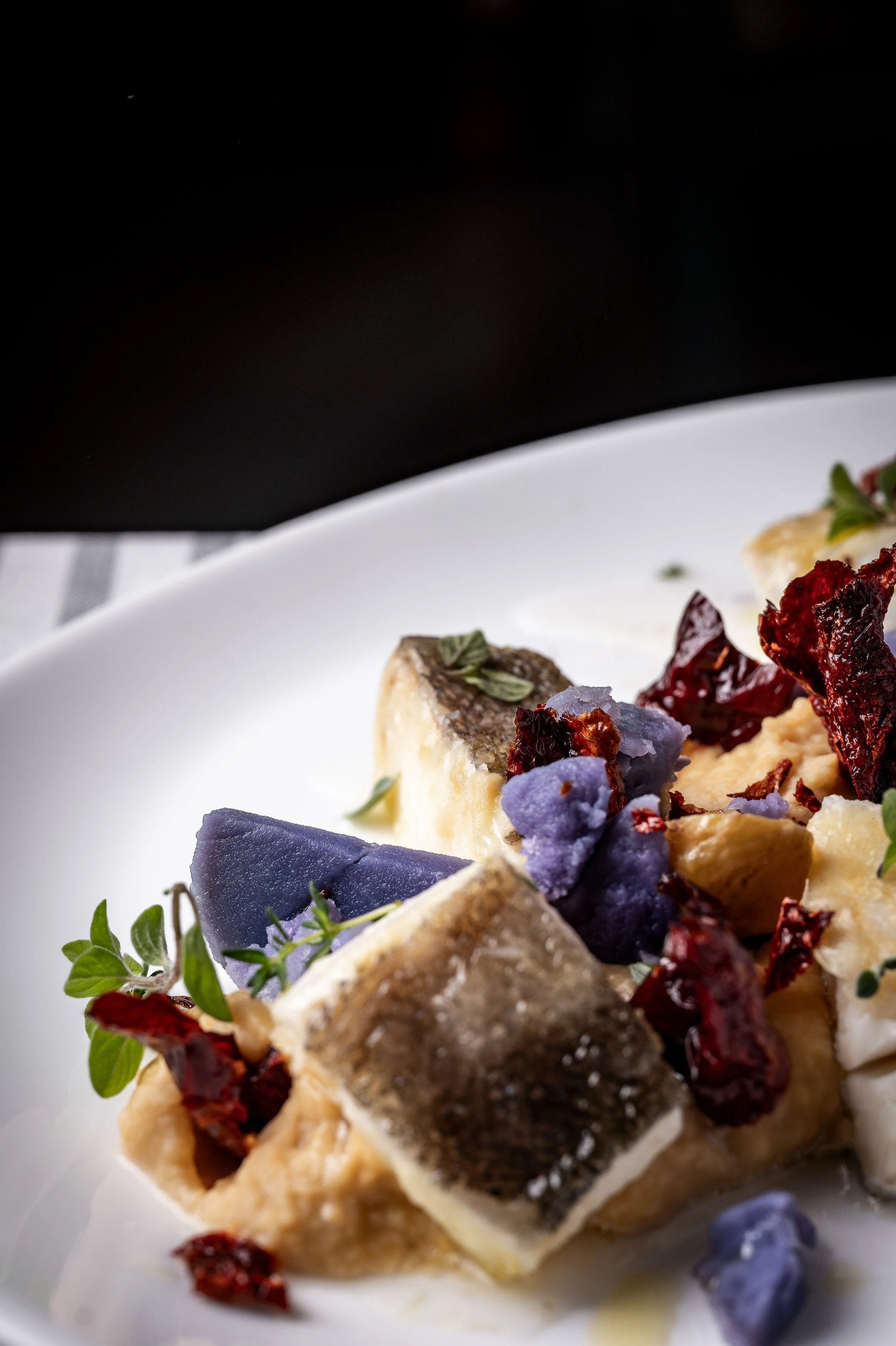 Piatto di pesce con verdure ed erbe.