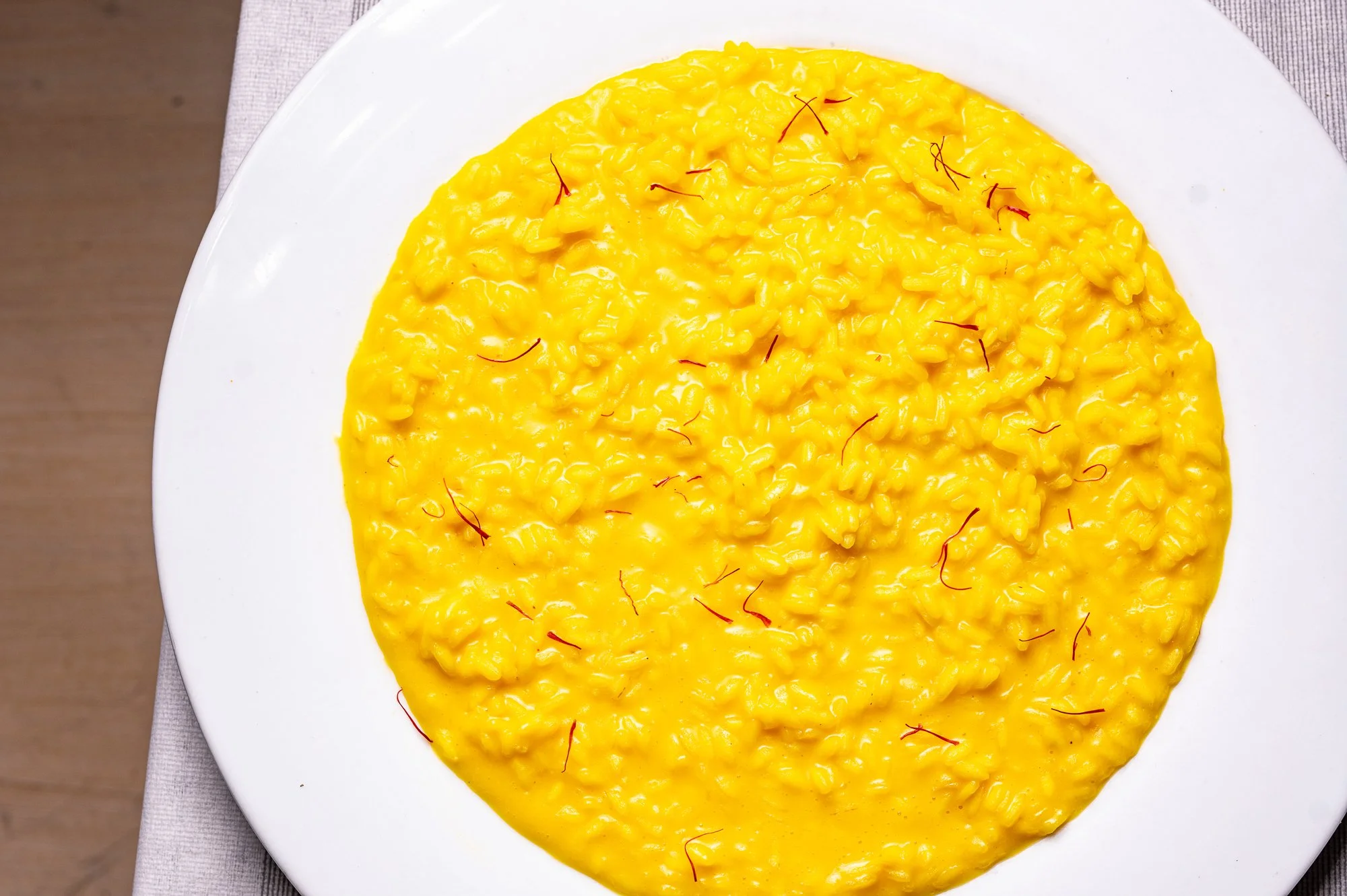 Risotto allo zafferano servito nel piatto.