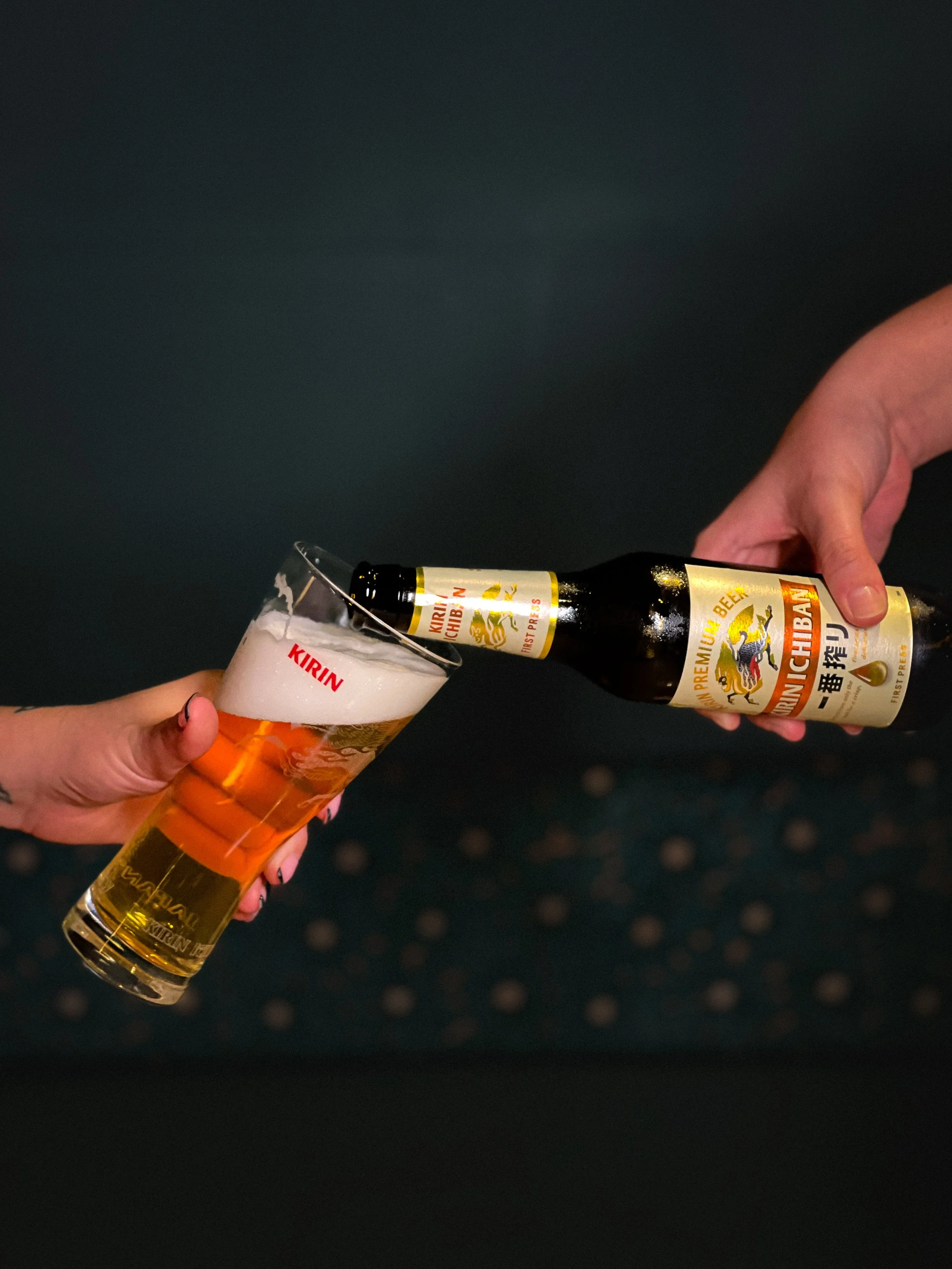 Mensen die bier in een glas en een fles nippen