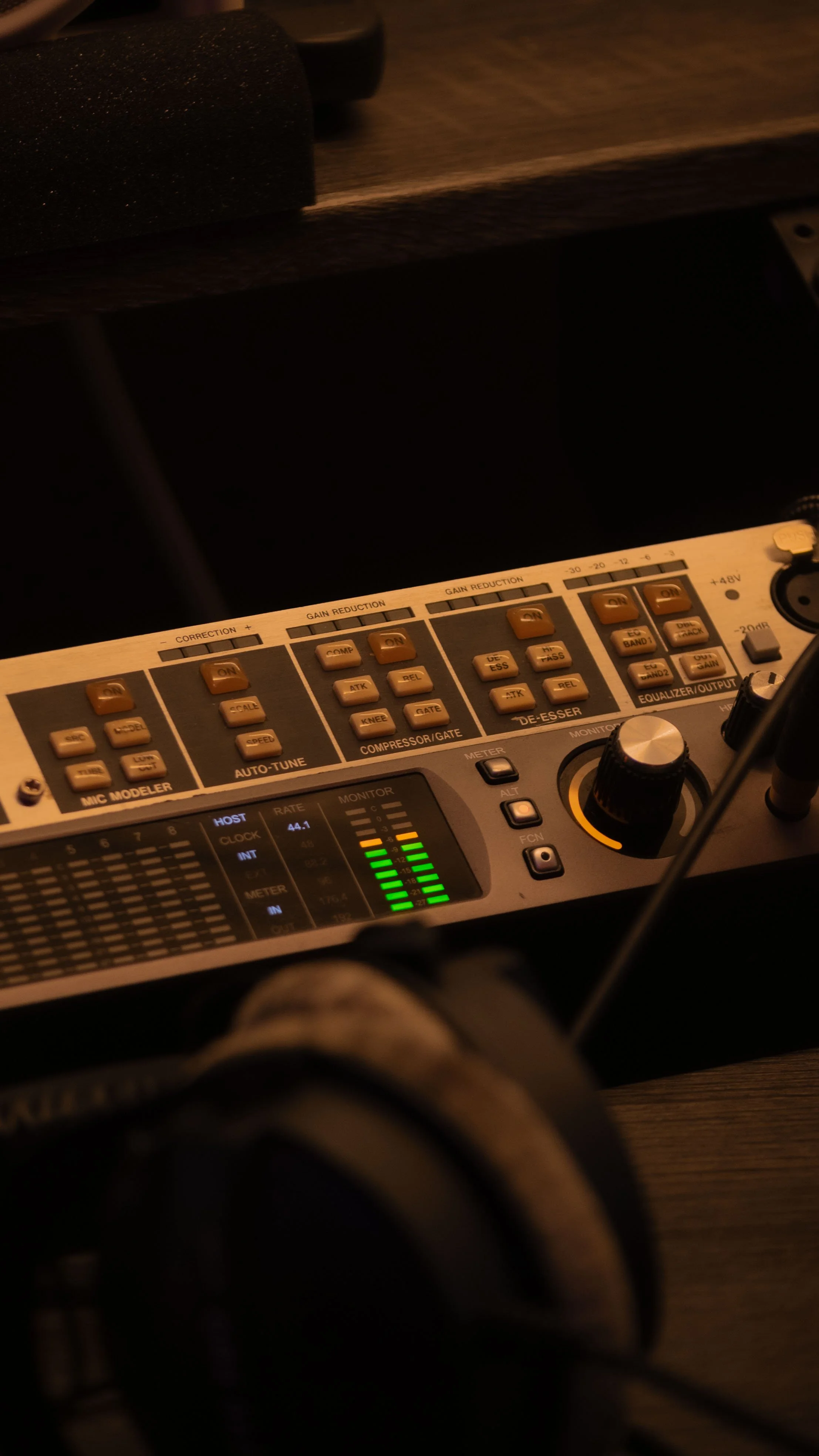 Un équipement audio de studio comprenant un égaliseur et un contrôleur avec des boutons et des cadrans, utilisé pour le mixage sonore.